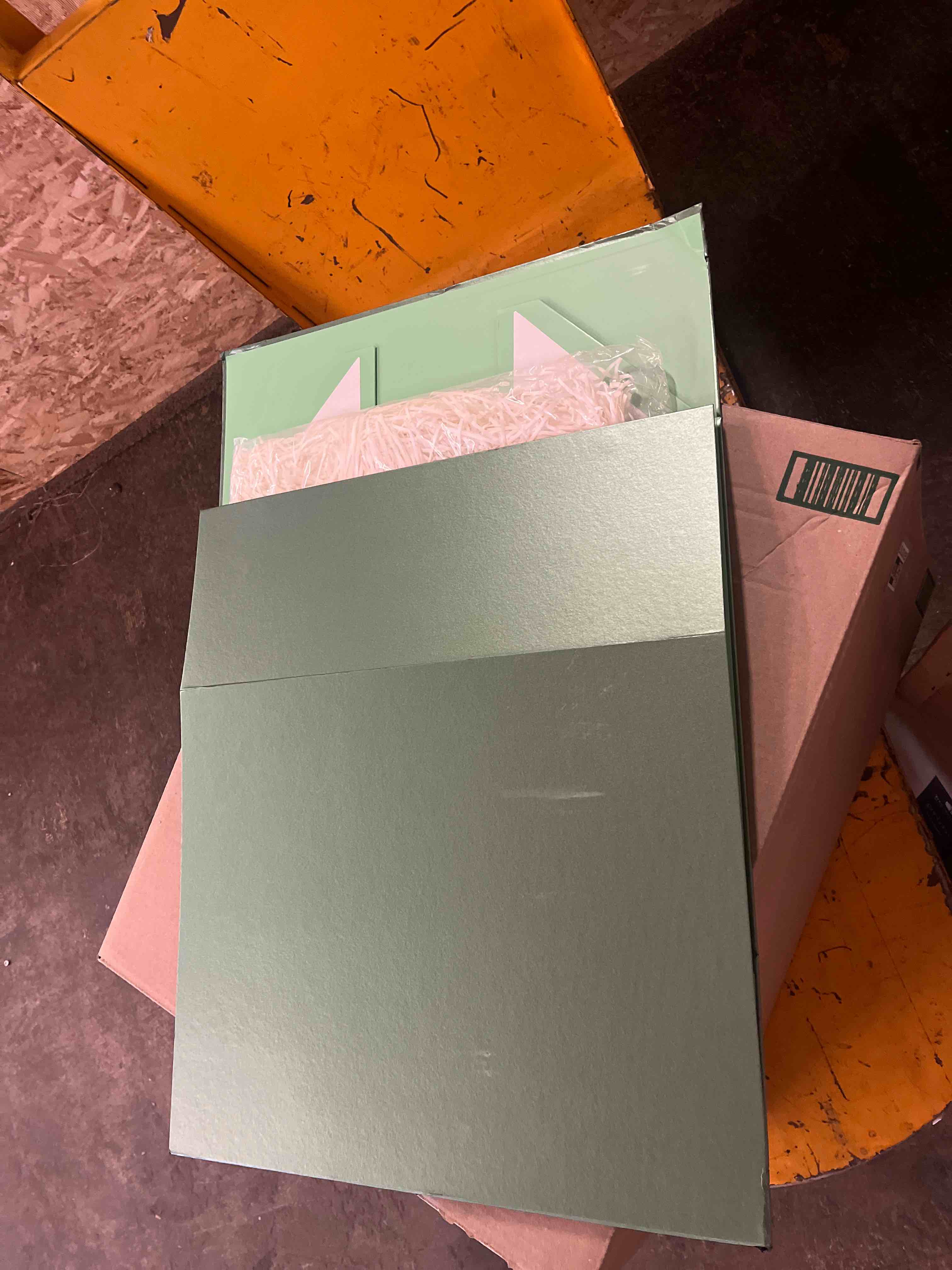 Condition photo showing New/Like New for BoxSkivra Large Green Gift Box with Ribbon 1 Pack 13X9X4 Inch Large Gift Box with Lid Magnetic Closure Rectangle Collapsible Luxury Gift Boxes for Presents ?Shredded Paper Filler & Card
