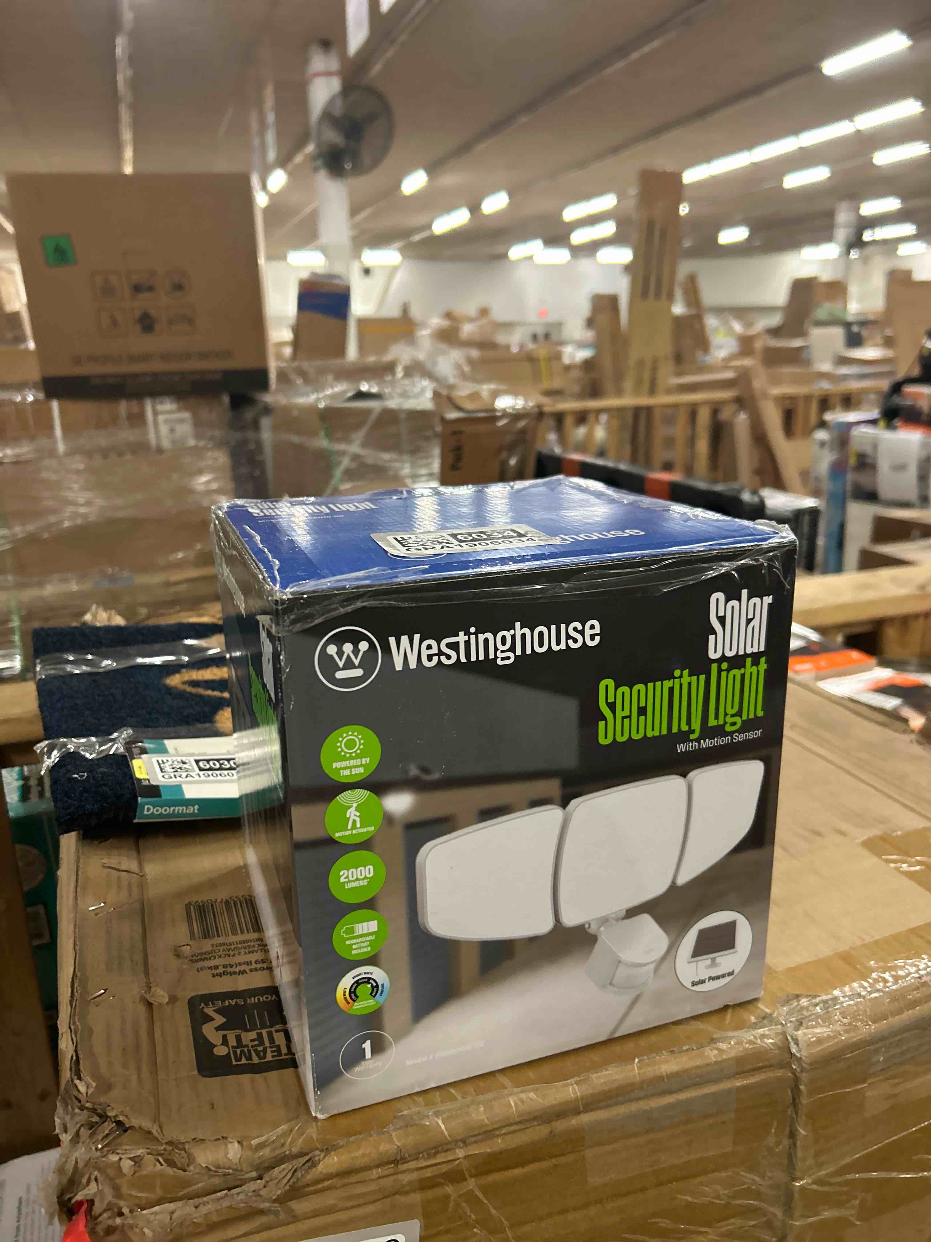 Condition photo showing New/Like New for westinghouse 2000 lumen solar triple head led security light