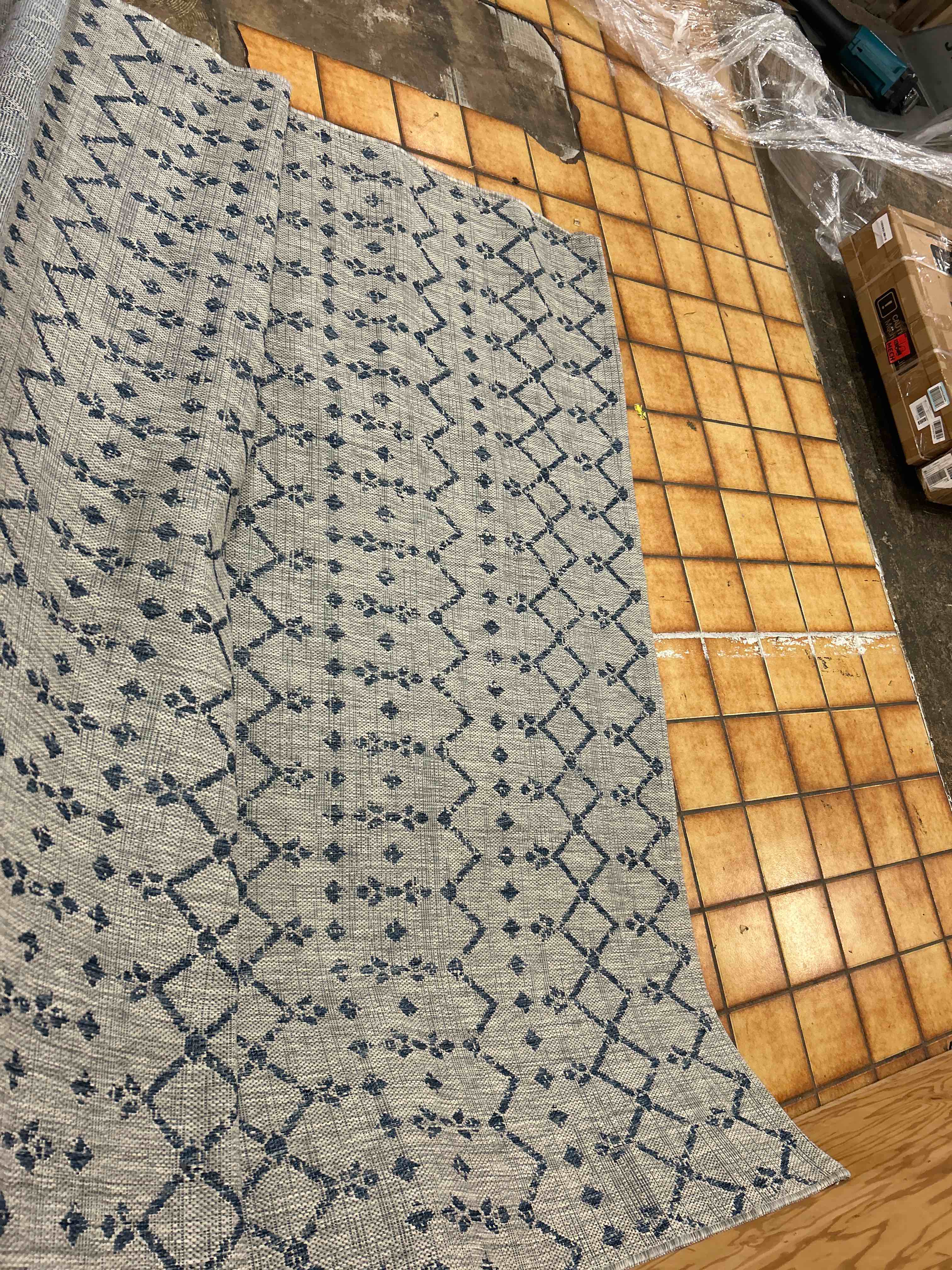 Condition photo showing New/Like New for jonathan y moroccan geometric indoor outdoor area rug 8x10 light gray/navy, ourika textured weave for backyard, patio, porch, easy-cleaning, high traffic, pet-friendly, non-shedding (smb108a-8)