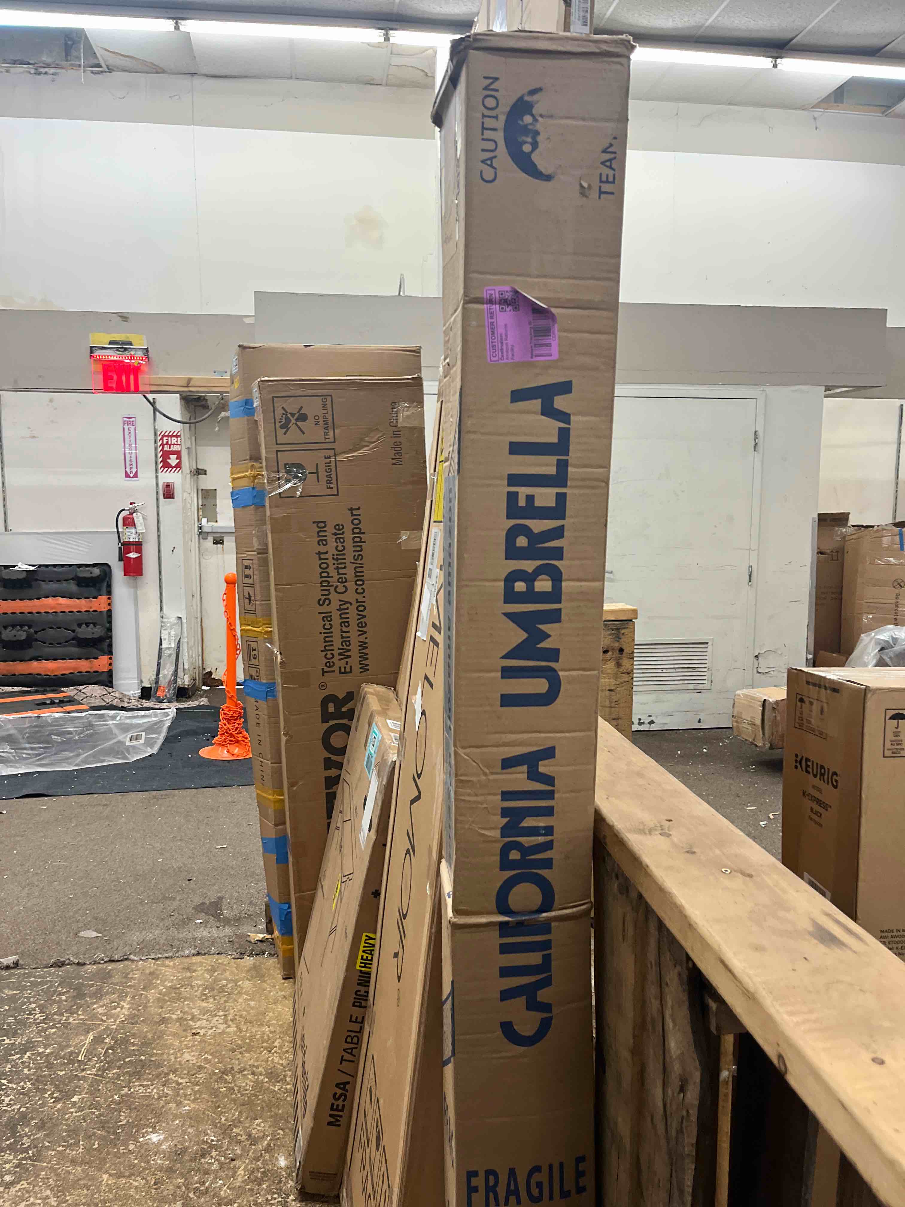 Condition photo showing New/Like New for california umbrella gspt908302-5446 9' round aluminum market, crank lift, push button tilt, black pole, sunbrella forest green patio umbrella, 9-feet