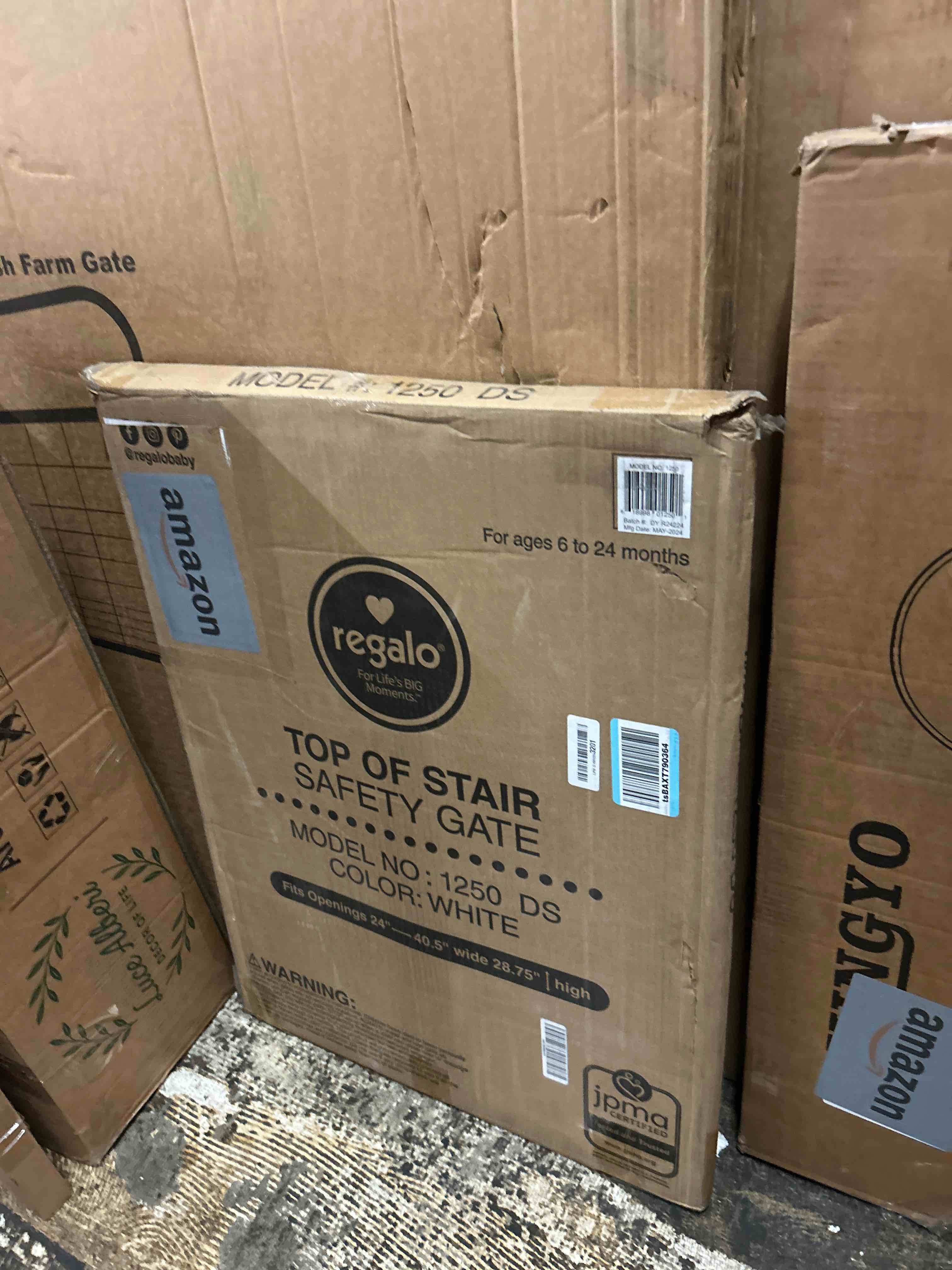 Condition photo showing New/Like New for regalo 2-in-1 extra wide stairway and hallway walk throughbaby safety gate, hardware mounting, white 24"x40.5"x28.5"(pack of 1)
