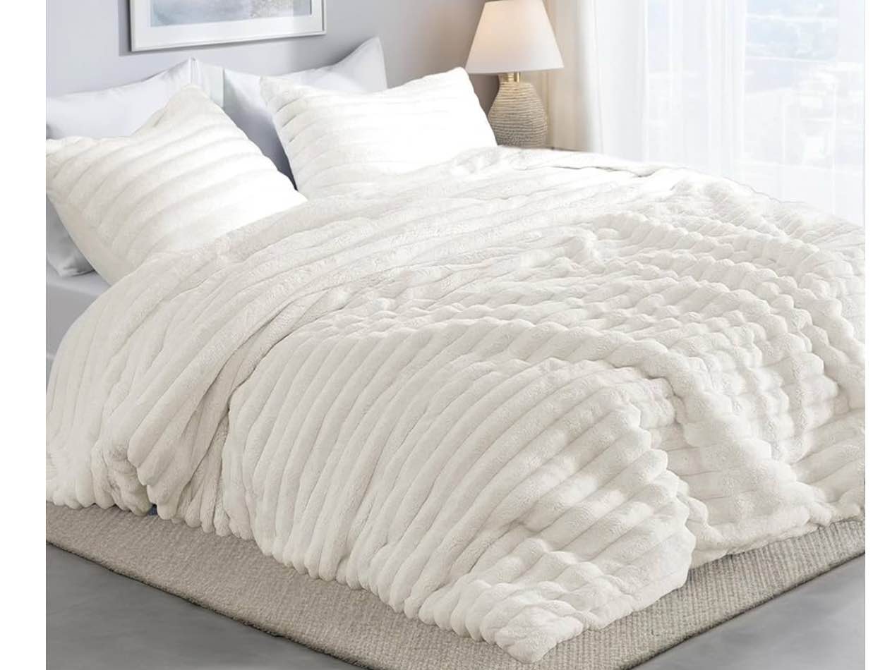 Cuddly Ribbed Fluffy Comforter Set Queen, Super-Soft Ivory White Plush Fleece Bedding Set, Warm Fuzzy Queen Size Comforter with Matching Shams, All-Season Cozy 3-Piece Bed Set, Ivory