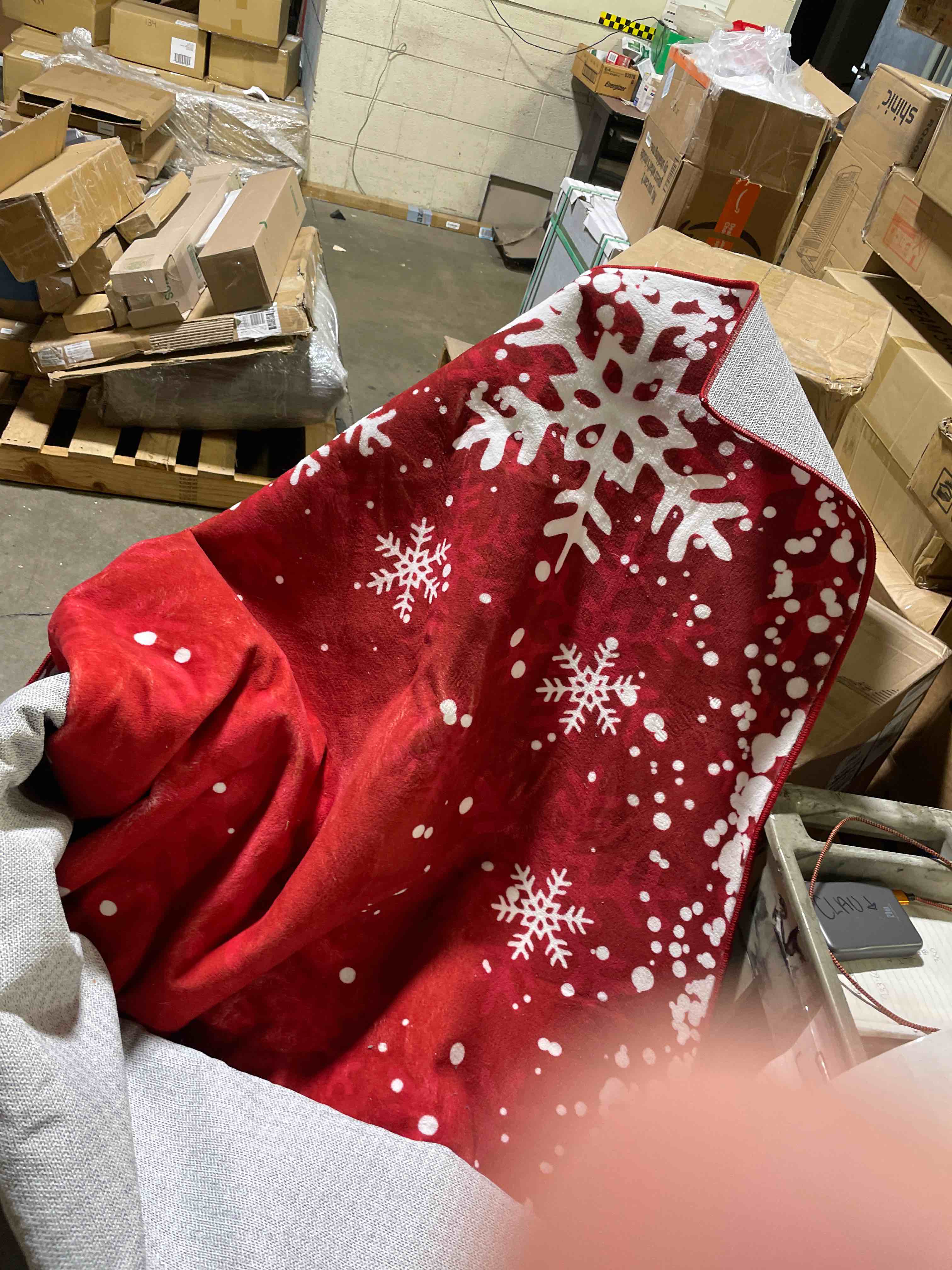 Condition photo showing Good Condition for Large Living Room Area Rug 10x13 Christmas Rugs Washable Rug for Holiday Non Slip Xmas Decor Dining Room Throw Carpet Soft Christmas Snowflakes Area Rugs for Bedroom Nursery Home Office, Red