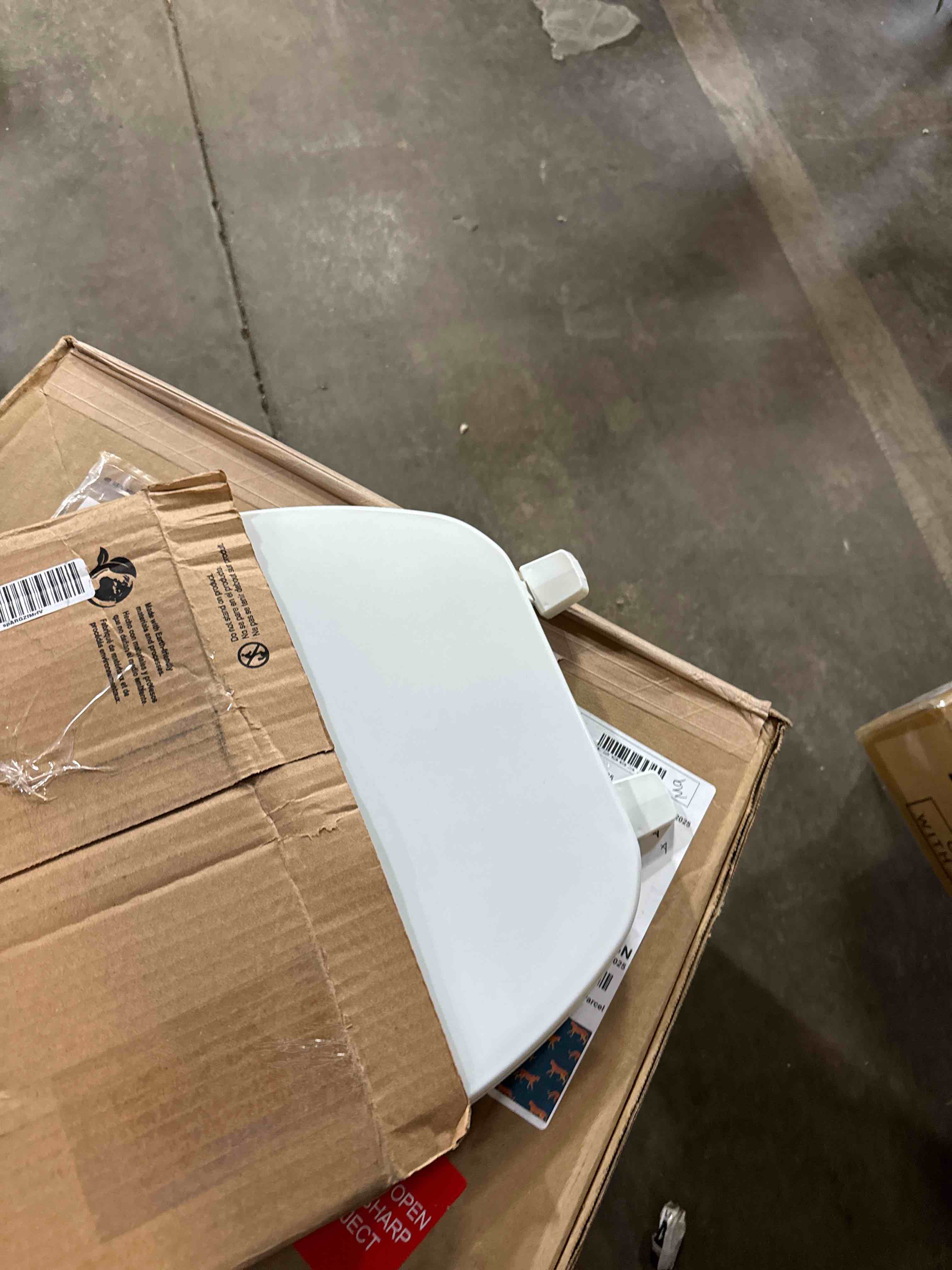 Condition photo showing New/Like New for BEMIS 170 000 Toilet Seat, ELONGATED, Plastic, White