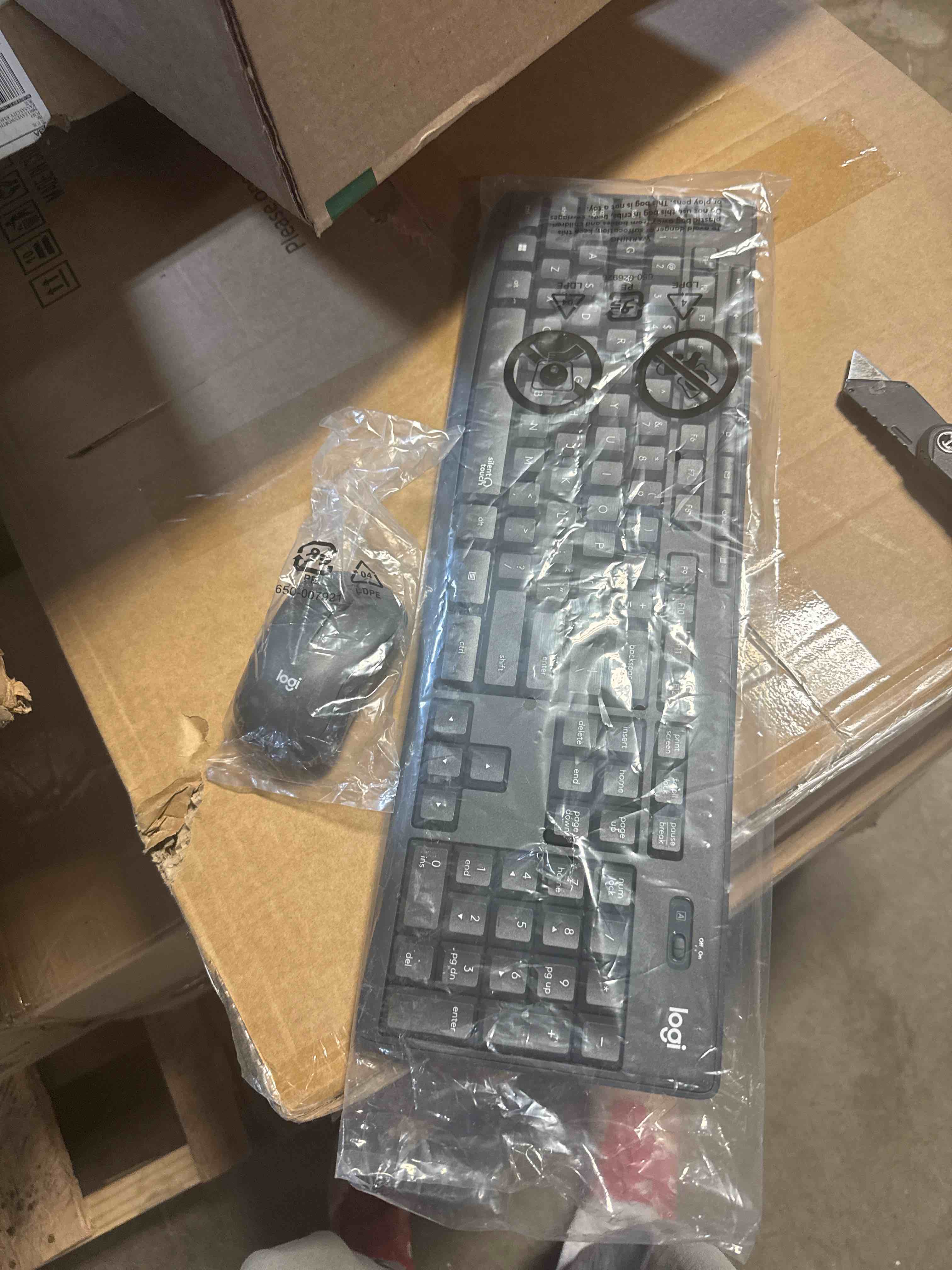 Condition photo showing New/Like New for Logitech MK295 Wireless Mouse & Keyboard Combo with SilentTouch Technology, Full Numpad, Advanced Optical Tracking, Lag-Free Wireless, 90% Less Noise - Graphite Black