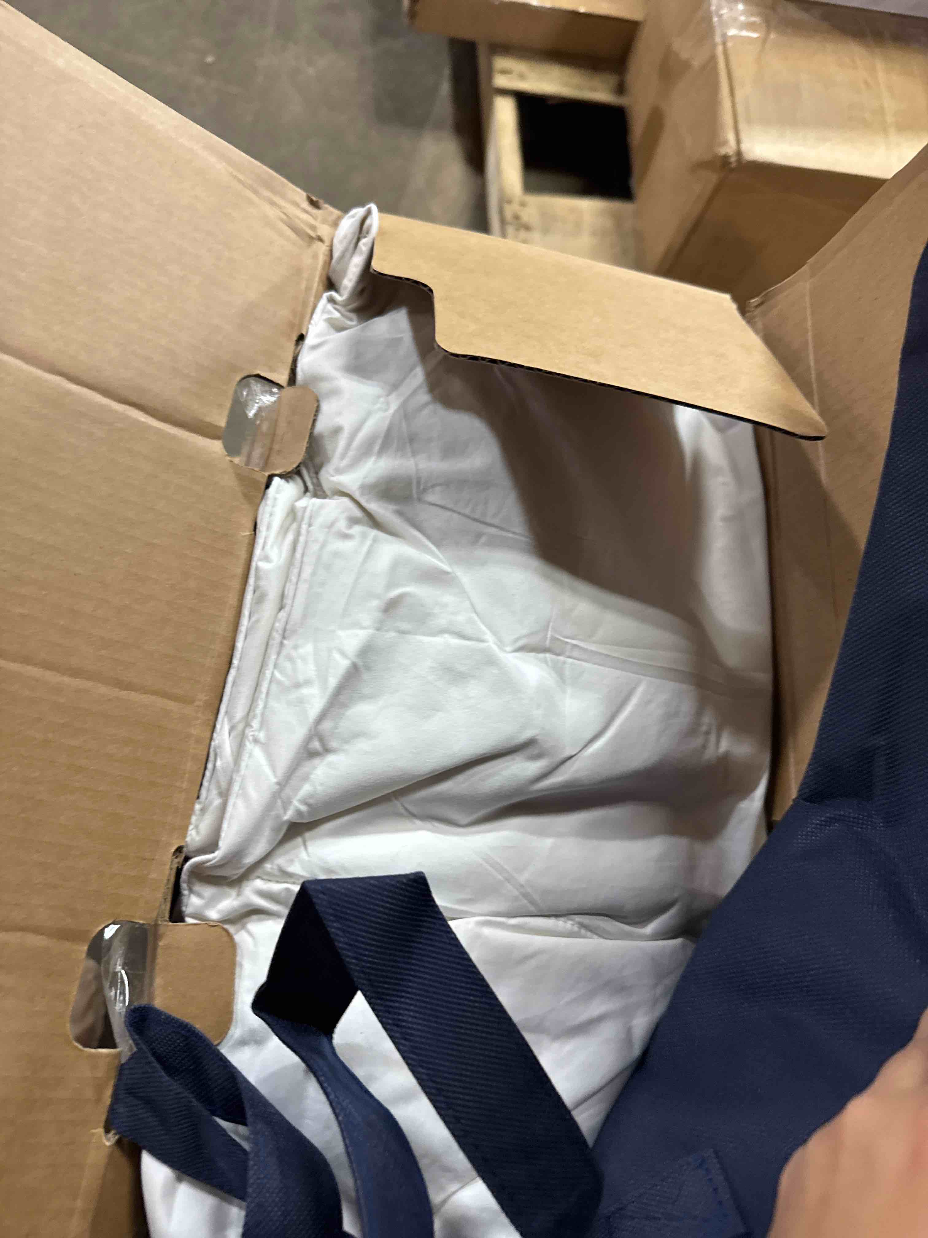 Condition photo showing Good Condition for Serta 233 Thread Count White Feather Goose Down Fiber Extra Warmth Comforter, King (B082YKM8CS)