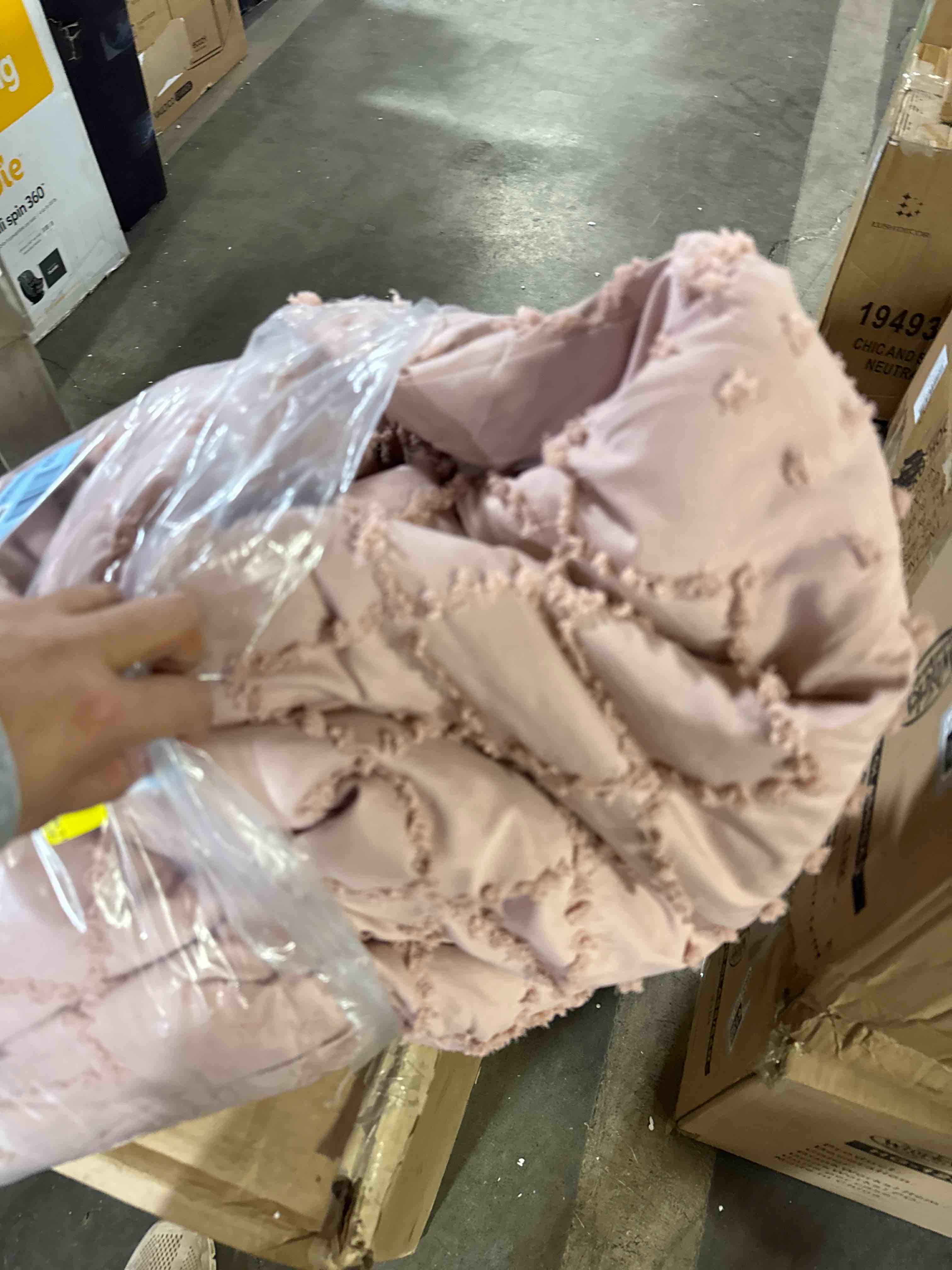 Condition photo showing Good Condition for Bedsure Oversized Set Boho Tufted Shabby Chic Bedding for Kids 3 Pcs ( Full)