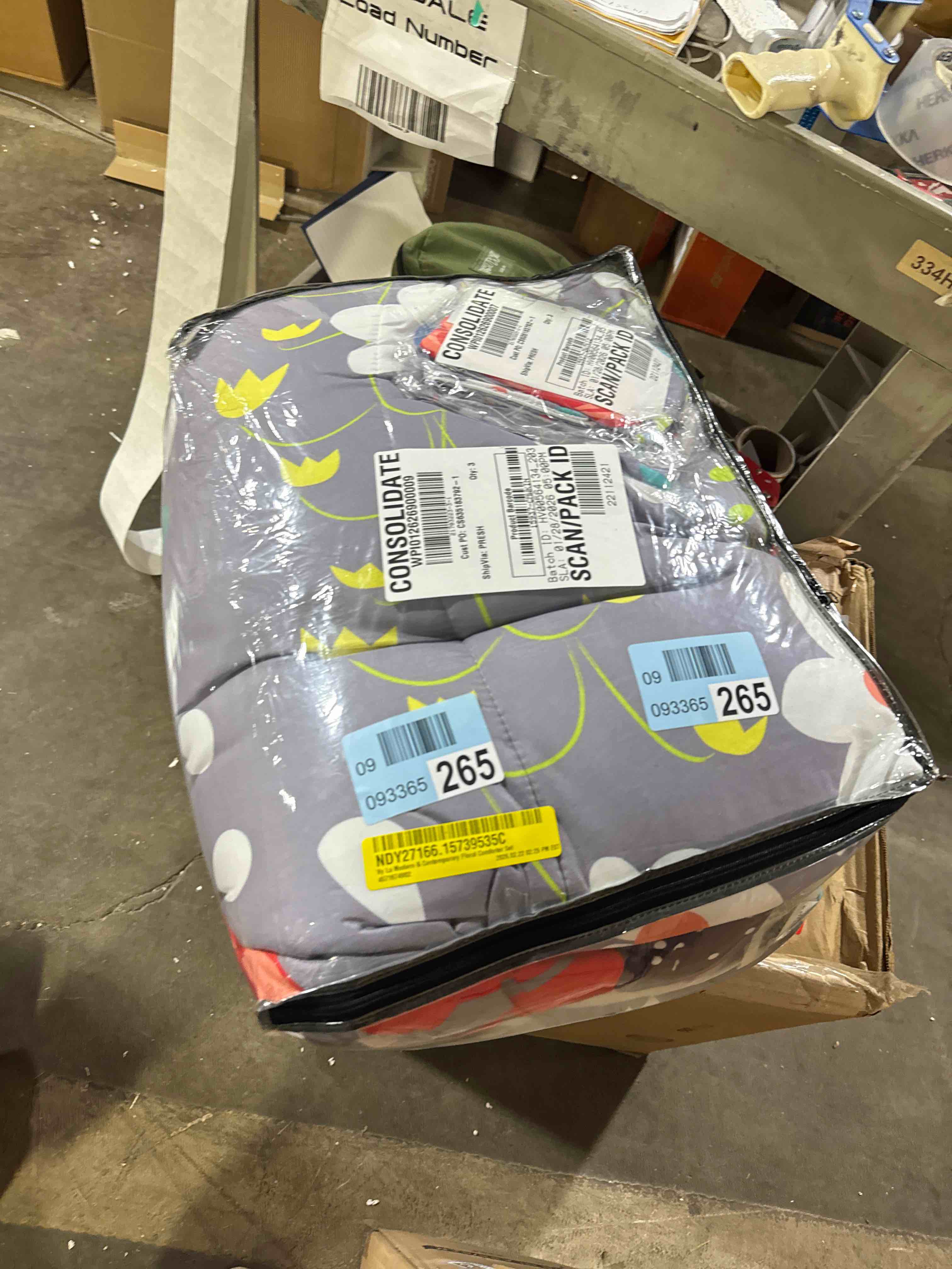 Condition photo showing New/Like New for VY La Modern & Contemporary Floral Comforter Set (Twin XL)