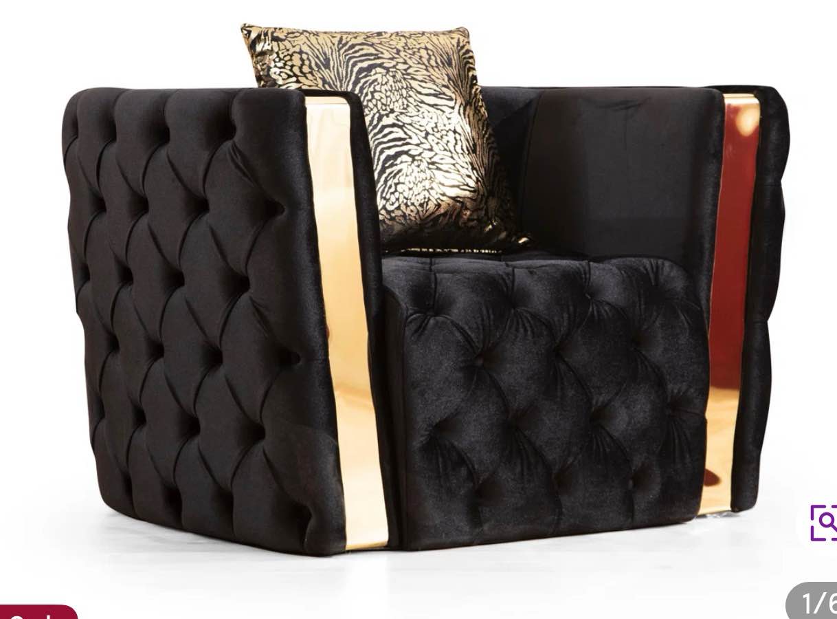 button tufted chair ( one in stock has a different pillow)