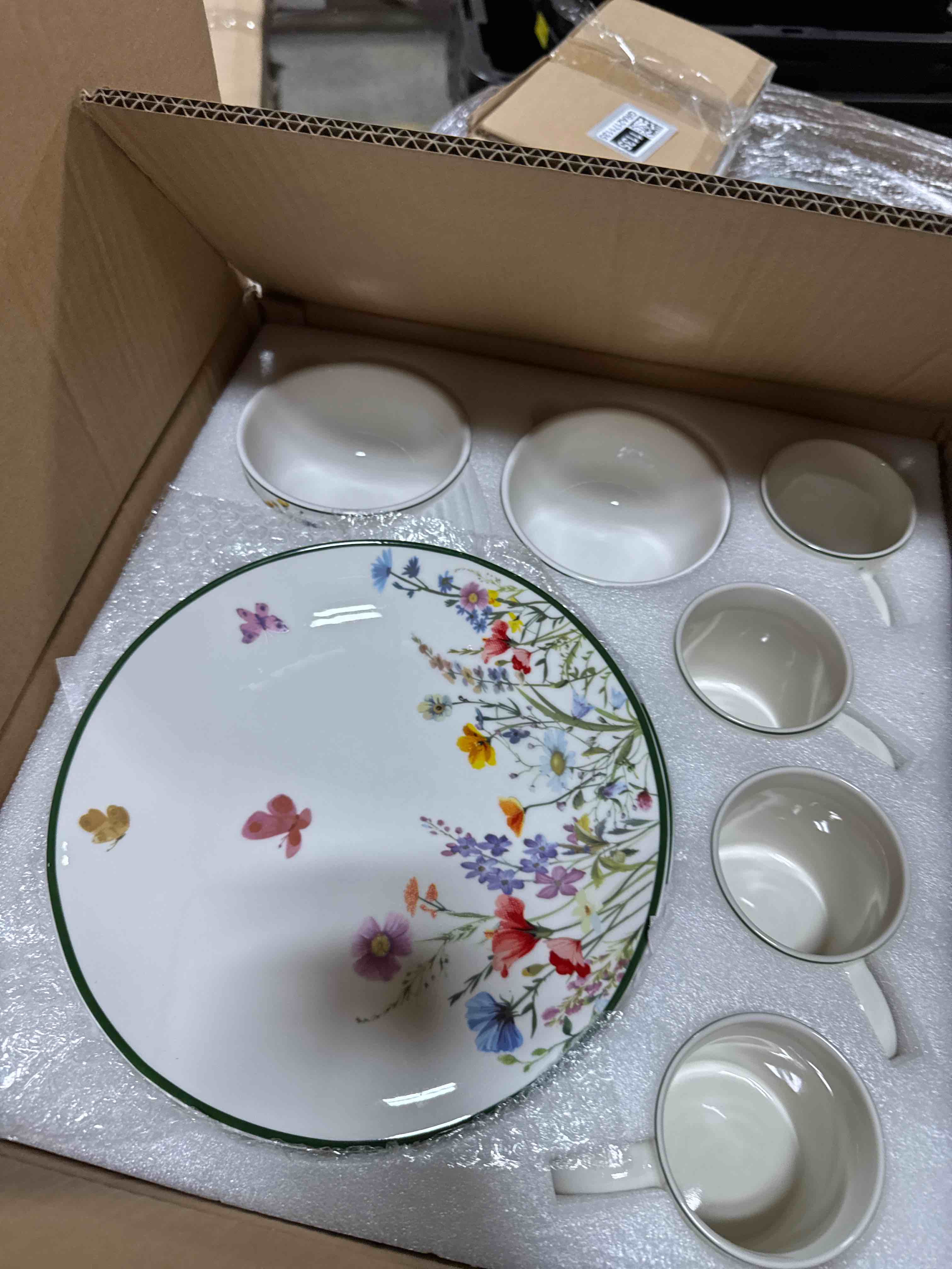 Condition photo showing New/Like New for Pickmesh 16 Pcs Wildflower Ceramic Dinnerware Set for 4 Guest Floral Dish Set Spring Butterfly Dinner Plates Salad Plates Bowl Mug Kitchen Gift for Spring Kitchen Holiday Party Decoration Spring Wildflower