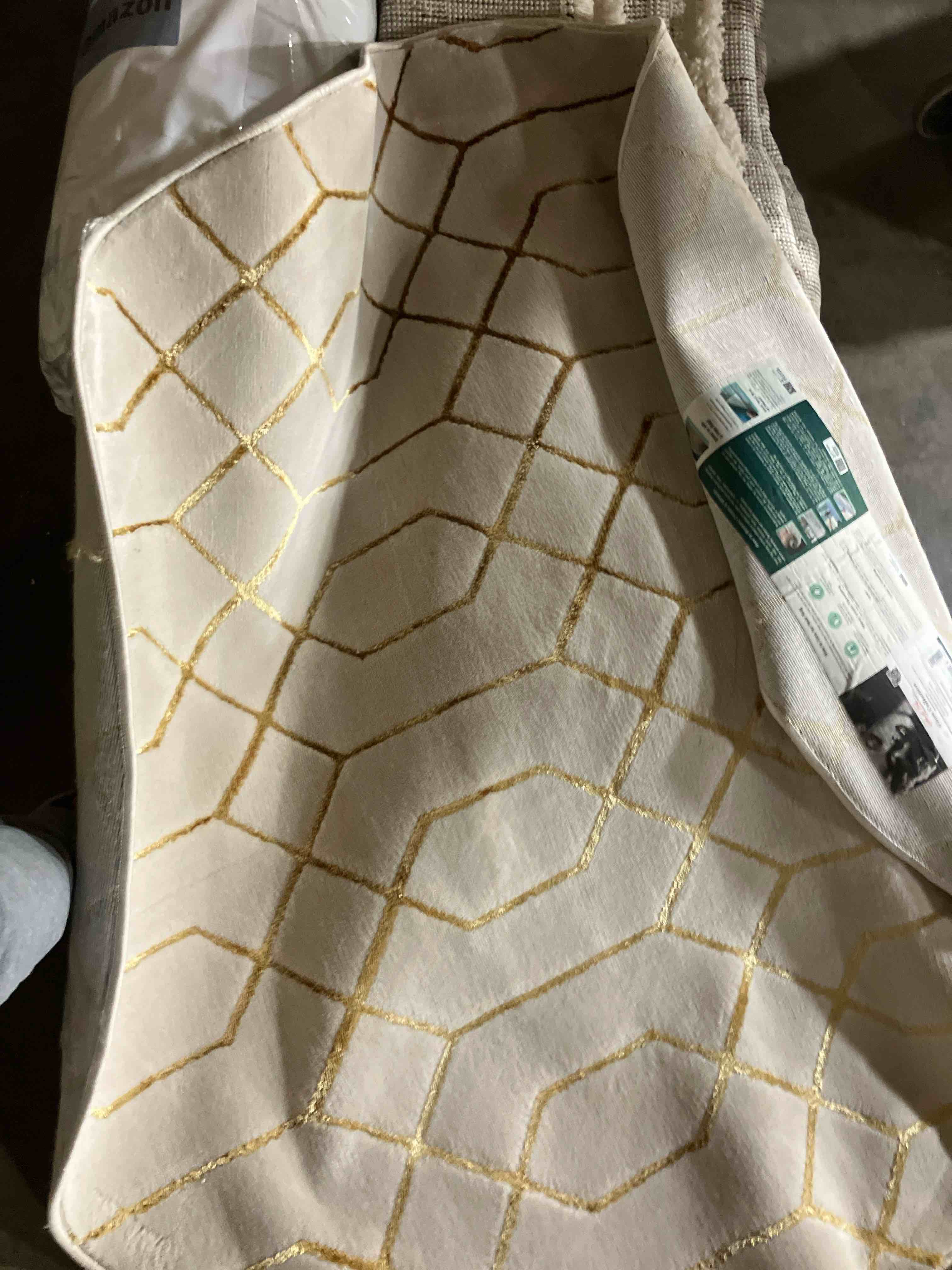 Condition photo showing New/Like New for Glam White Gold Area Rug Round 5’3” x 8’0”