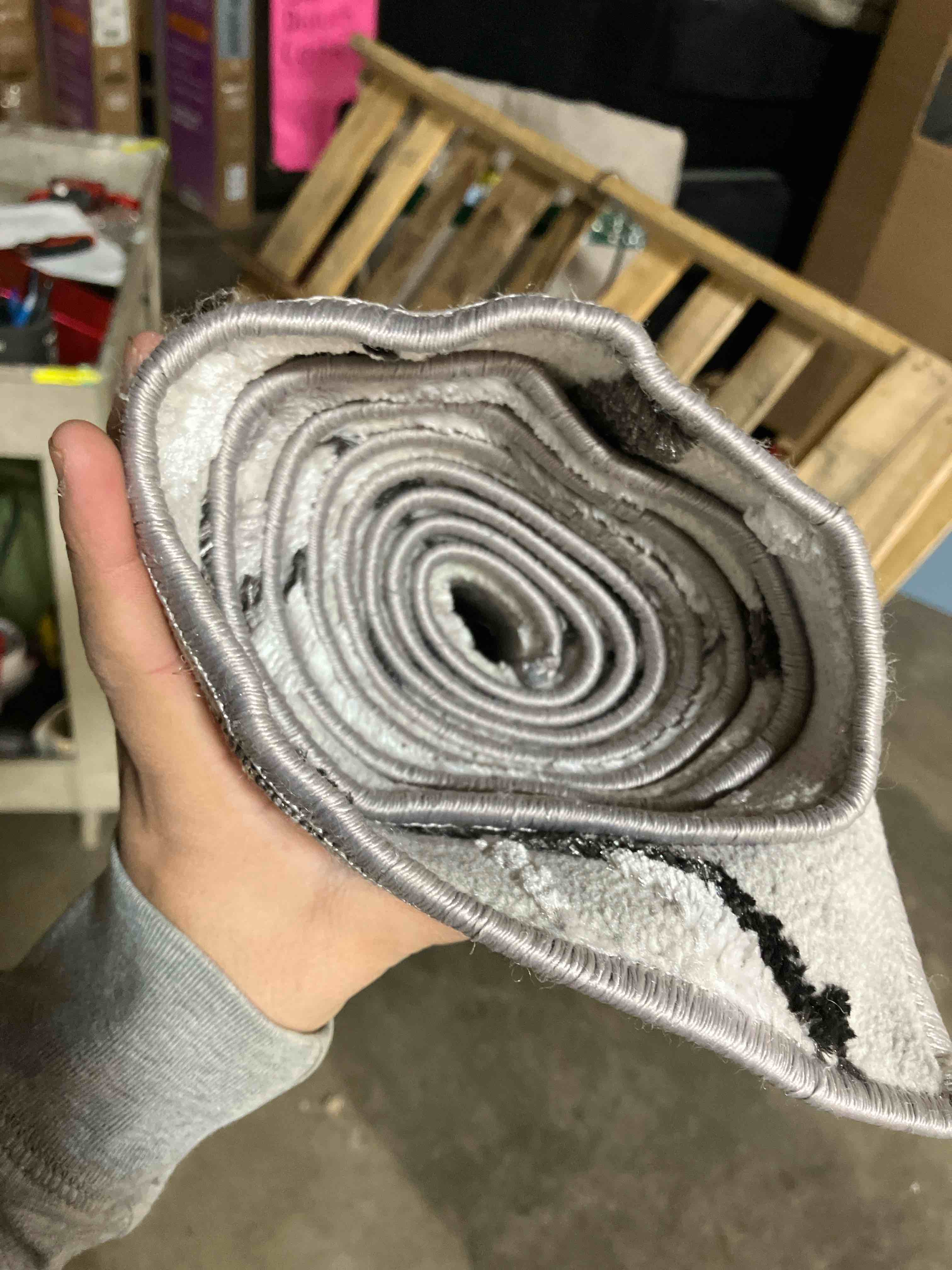 Condition photo showing New/Like New for SAFAVIEH Amelia Collection Area Rug - 5'5" x 7'7", Grey & Black, Modern Abstract Design, Non-Shedding & Easy Care, Ideal for High Traffic Areas in Living Room, Bedroom (ALA293K)