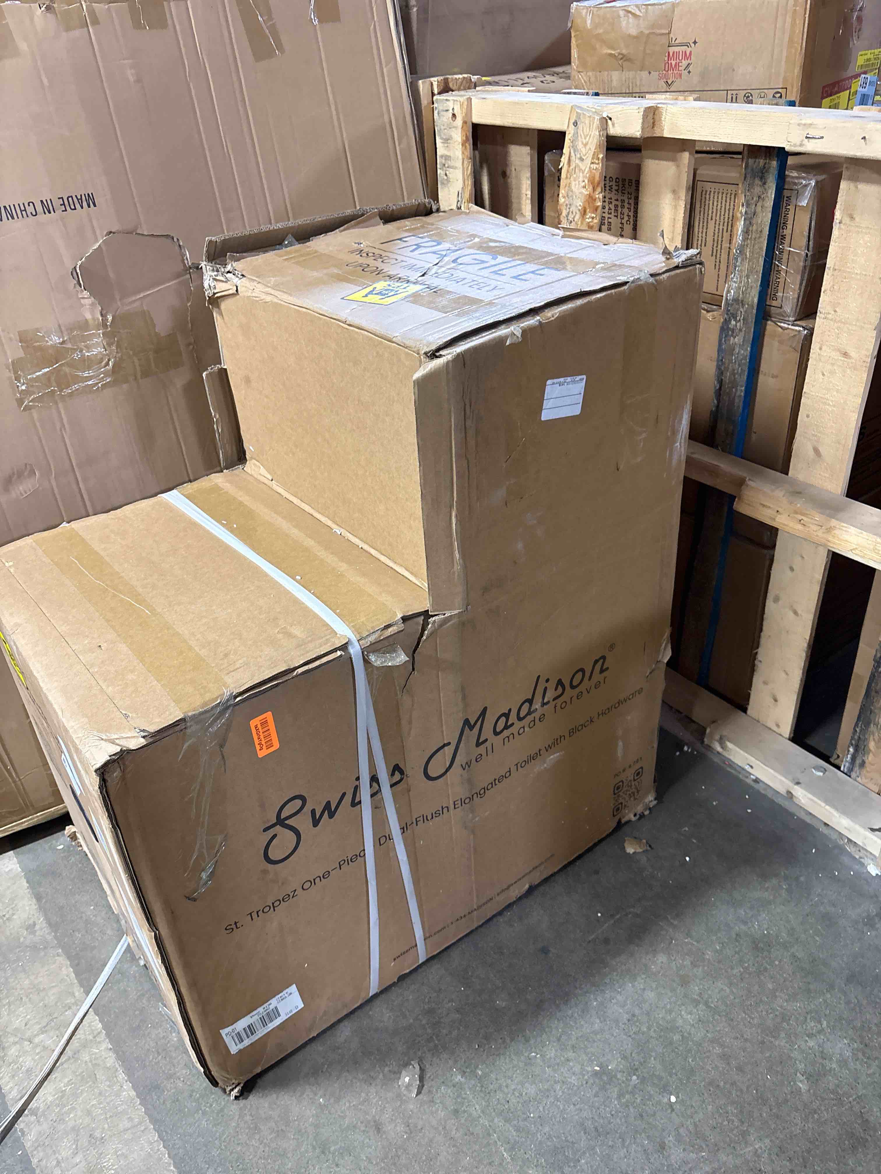 Condition photo showing Good Condition for Swiss Madison St. Tropez One Piece Elongated Toilet Side Flush 1.28 gpf with Black Hardware, Glossy White