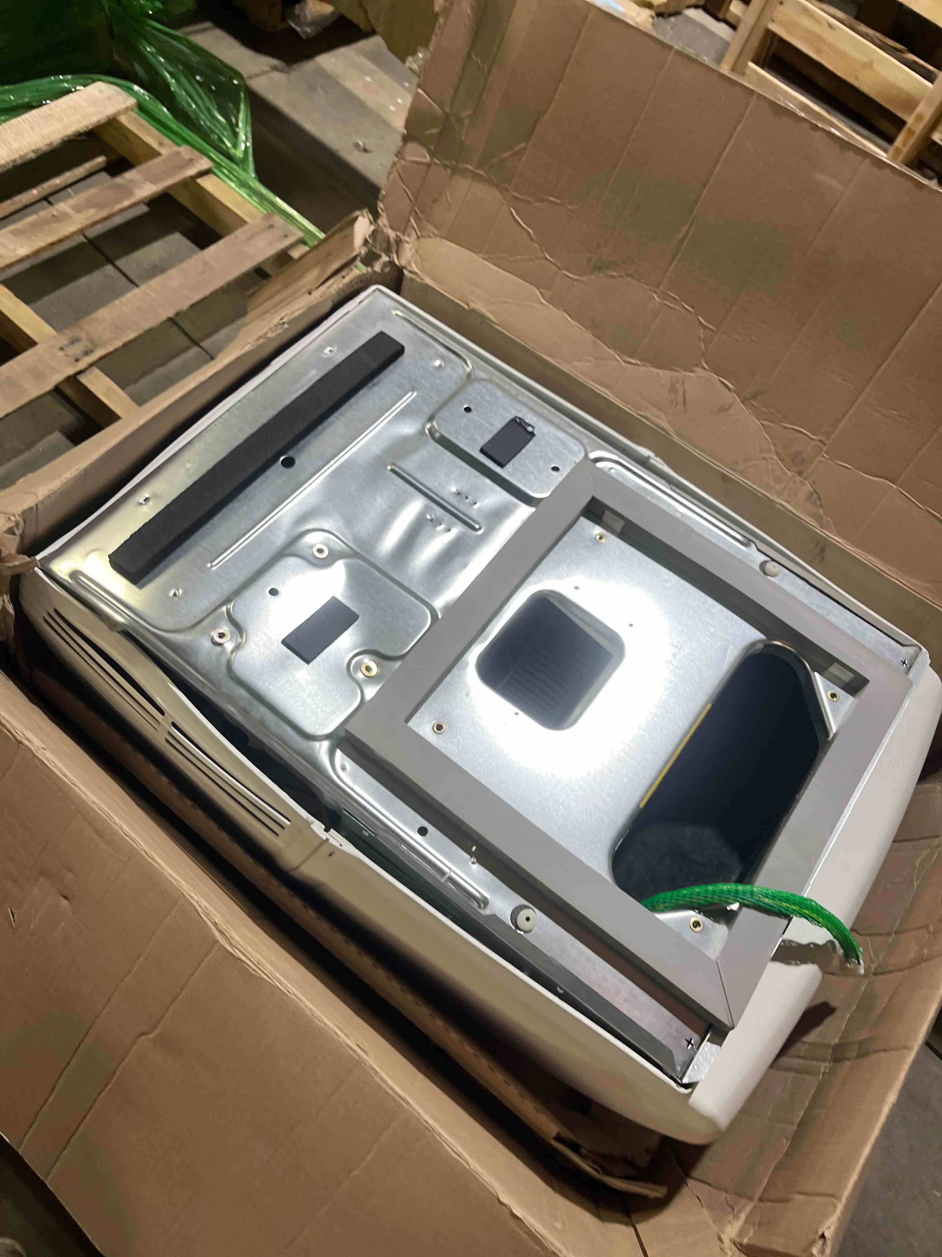 Condition photo showing Good Condition for 38204-066 Mach 15 Plus - 15,000 BTU A/C, Arctic White, Wood Skid