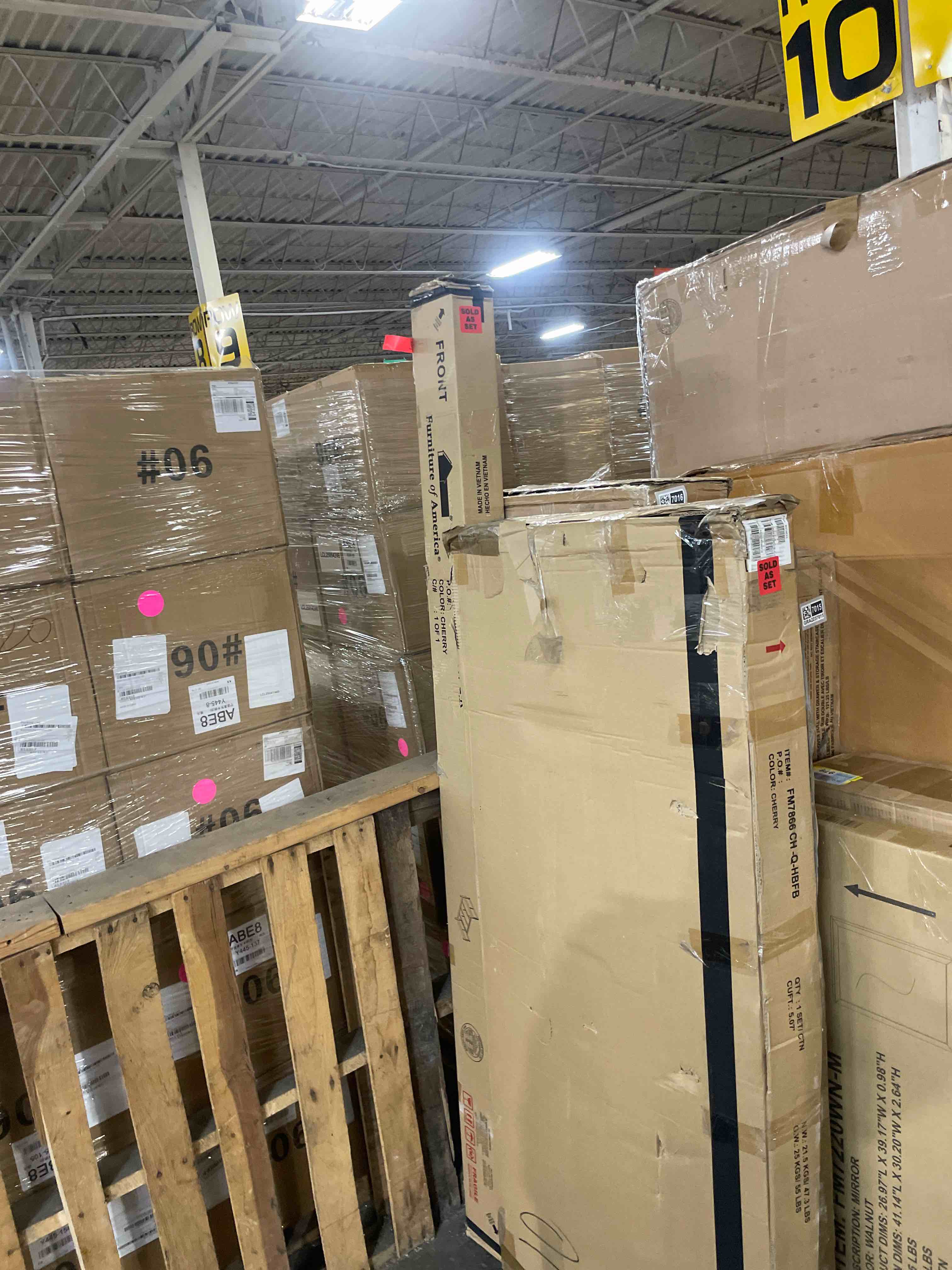 Condition photo showing New/Like New for queen furniture of america bed frame cherry