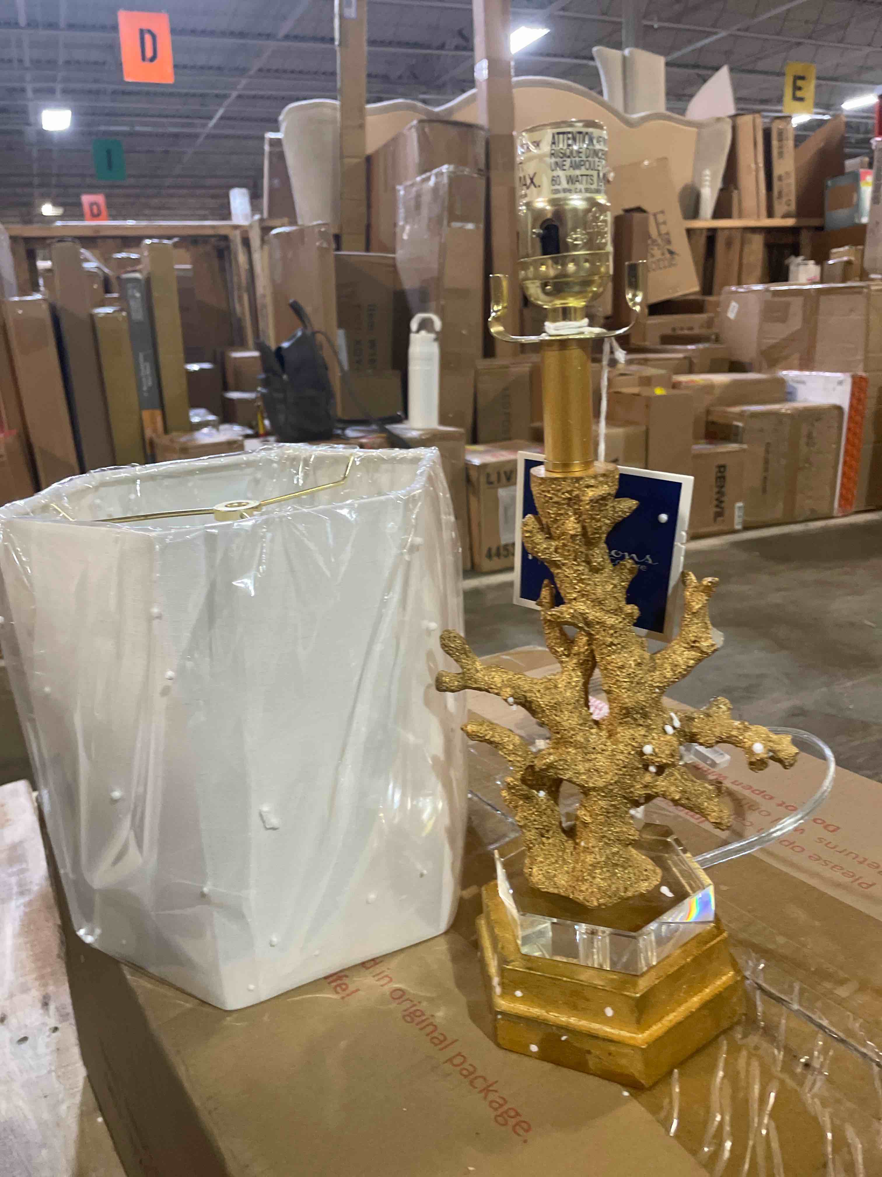 Condition photo showing New/Like New for hoyet table lamp