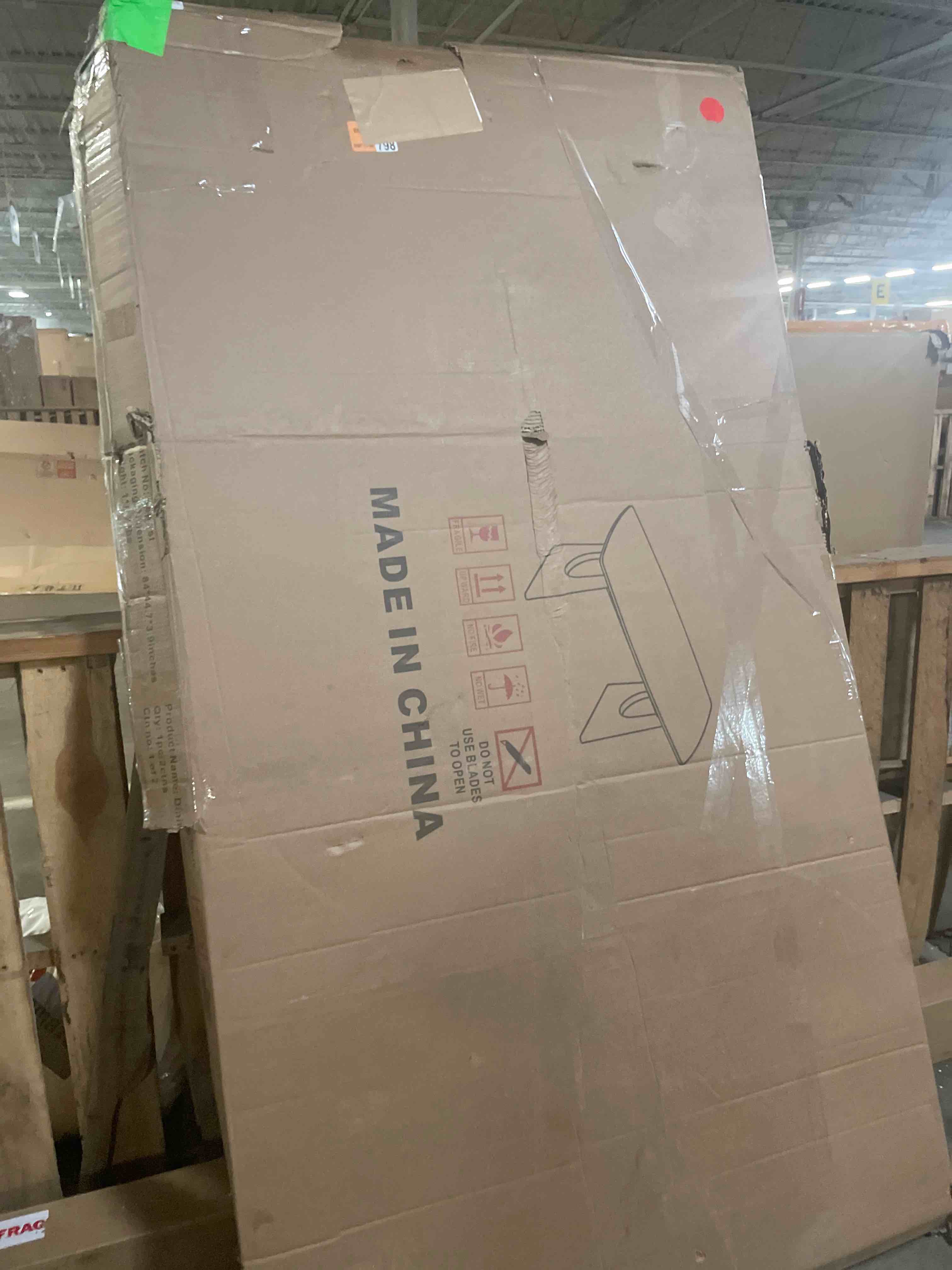 Condition photo showing Good Condition for modern, minimalist dining table