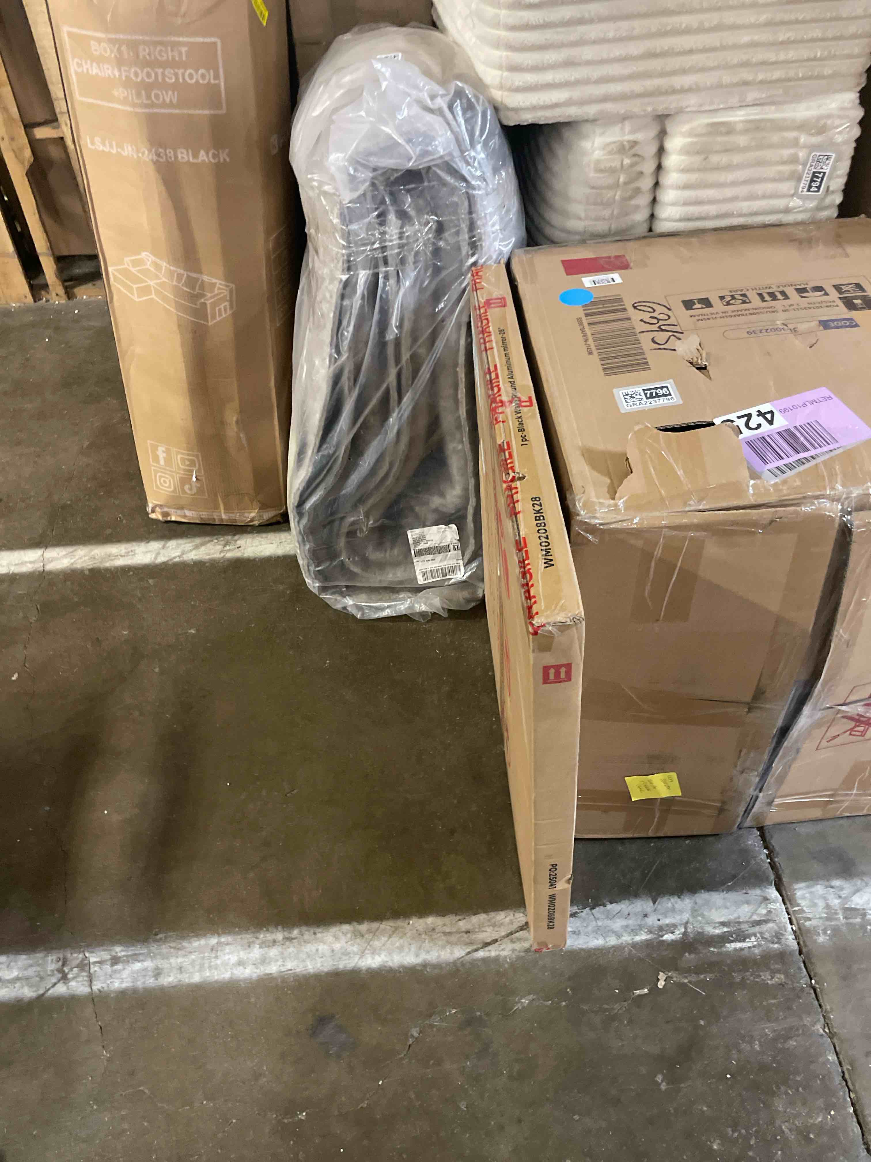 Condition photo showing New/Like New for 28” mercer41 aluminum round wavy mirror