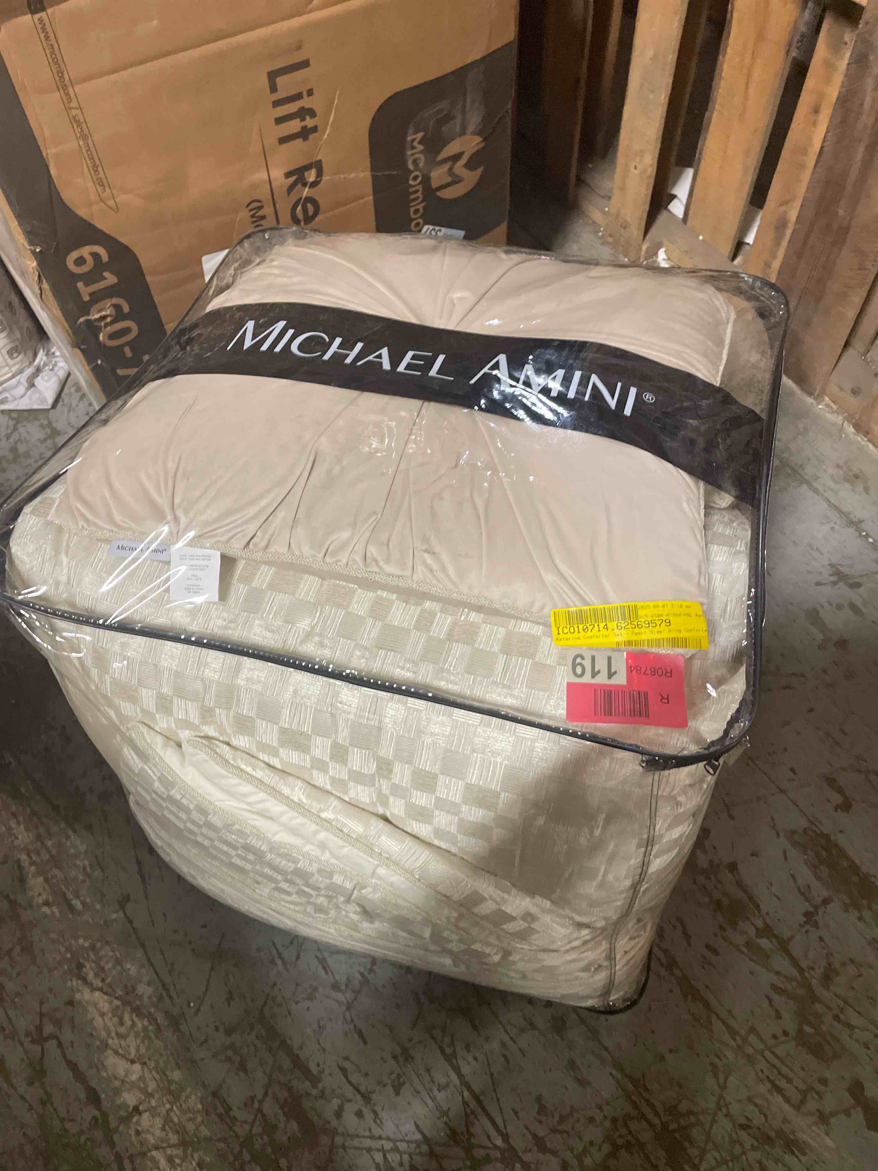 Condition photo showing Good Condition for katarina comforter  set  pearl  size: king comforte