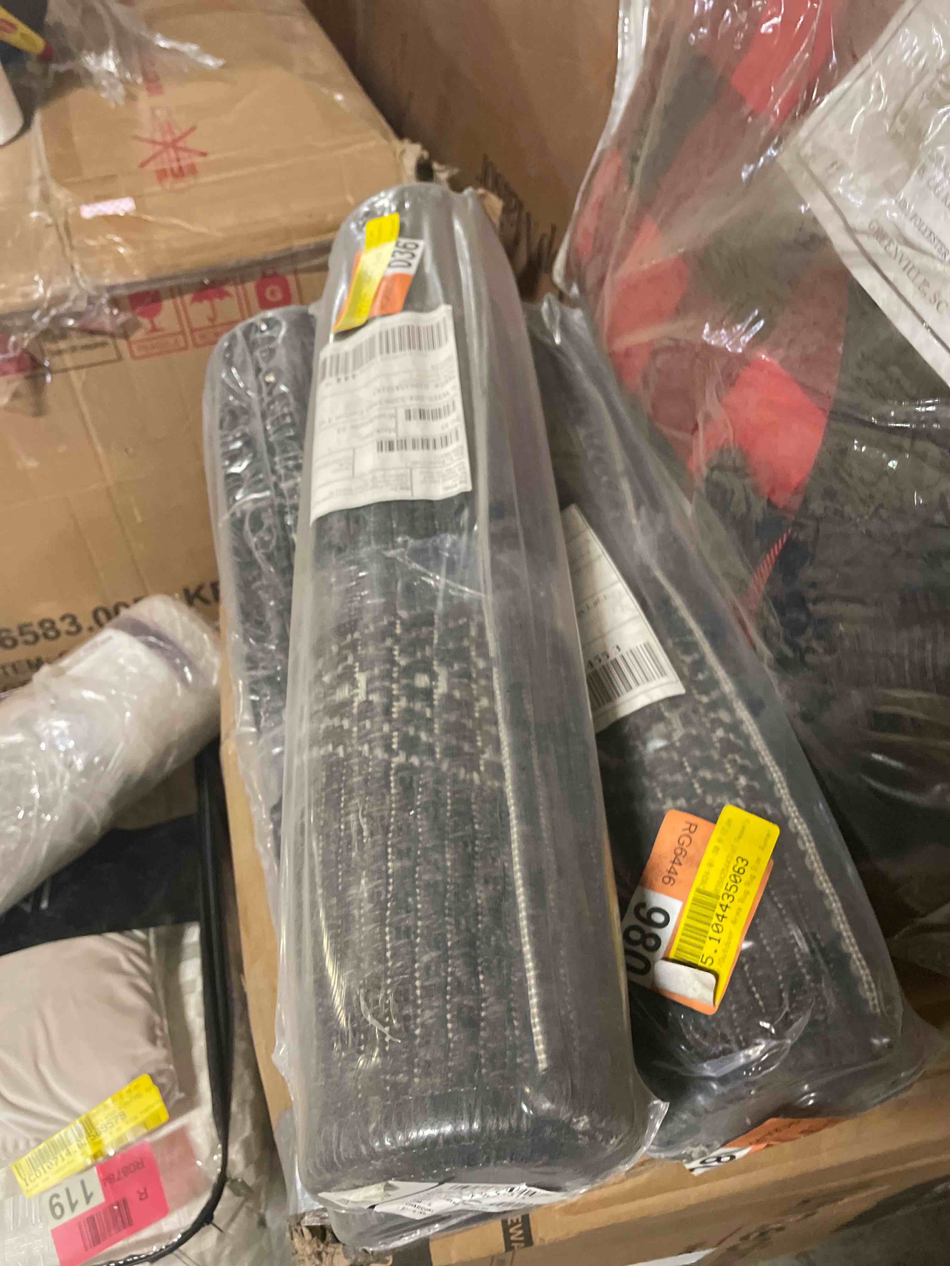 Condition photo showing New/Like New for momeni como indoor outdoor rug, 2' x 6', charcoal