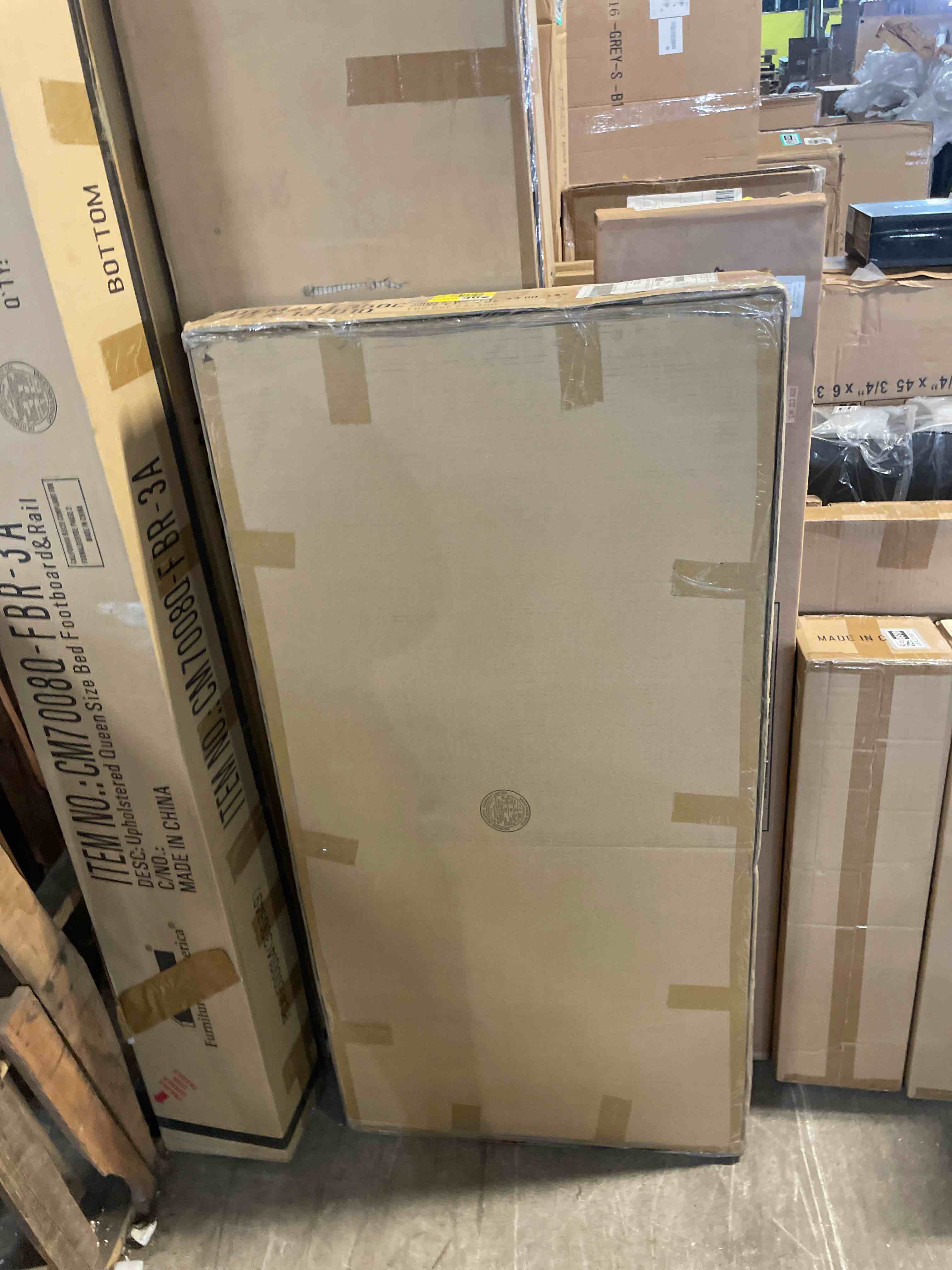 Condition photo showing New/Like New for steve silver lillian metal rectangular coffee table in dark oak