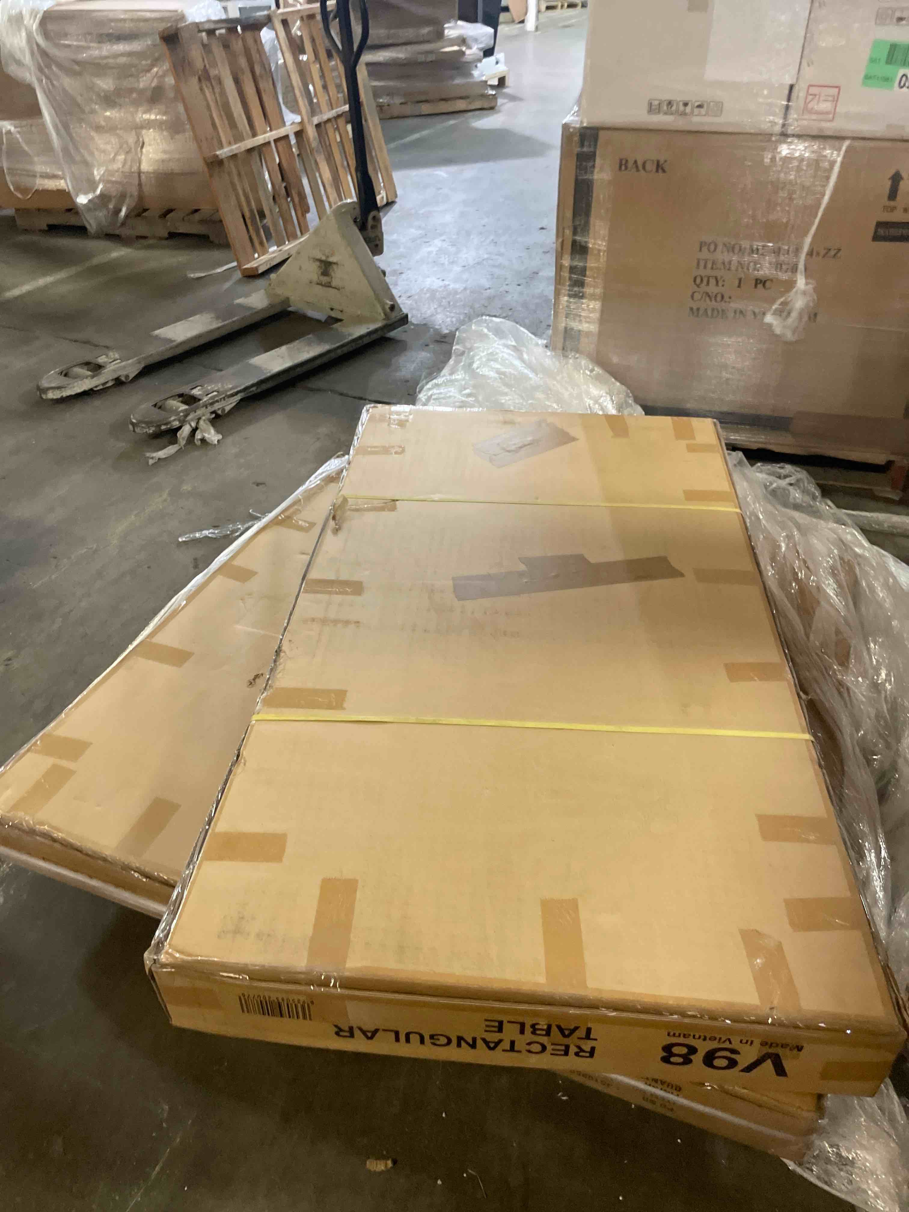 Condition photo showing New/Like New for vifah malibu outdoor rectangular patio dining table