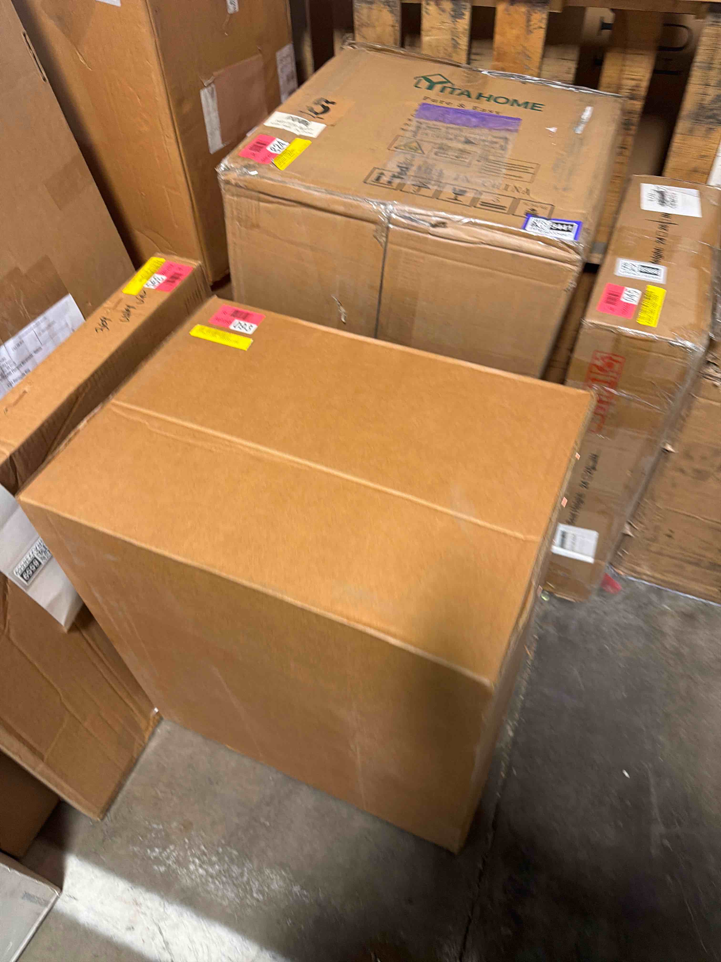 Condition photo showing New/Like New for kristie velvet arm chair upholstery  color: blus