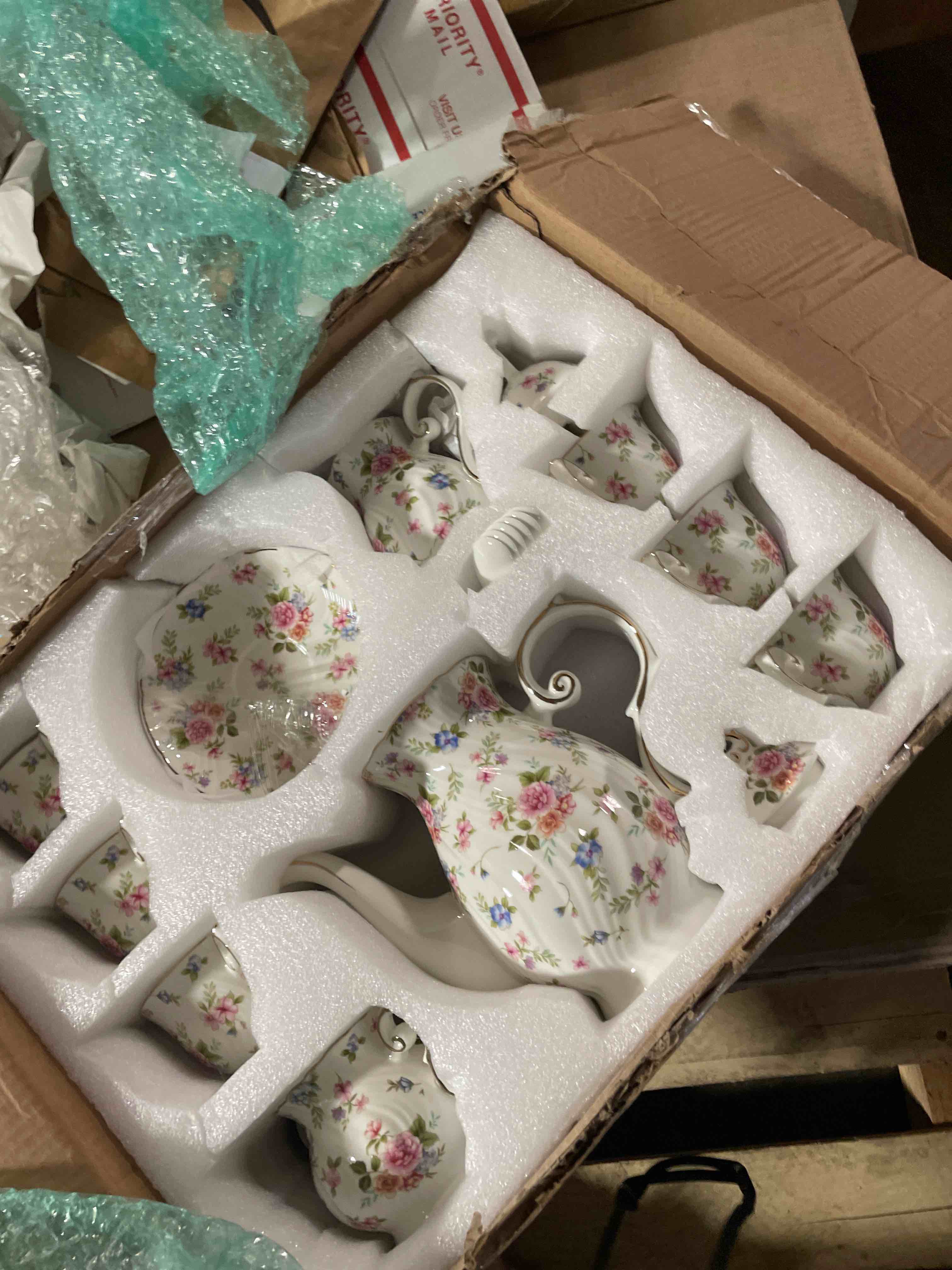 Condition photo showing New/Like New for Tea Set 21-Piece Ceramic tea cups and saucers set of 6 with Sugar and Creamer Set,Teapot,teapot set for Adults, Women Tea Party (small crushed flower)