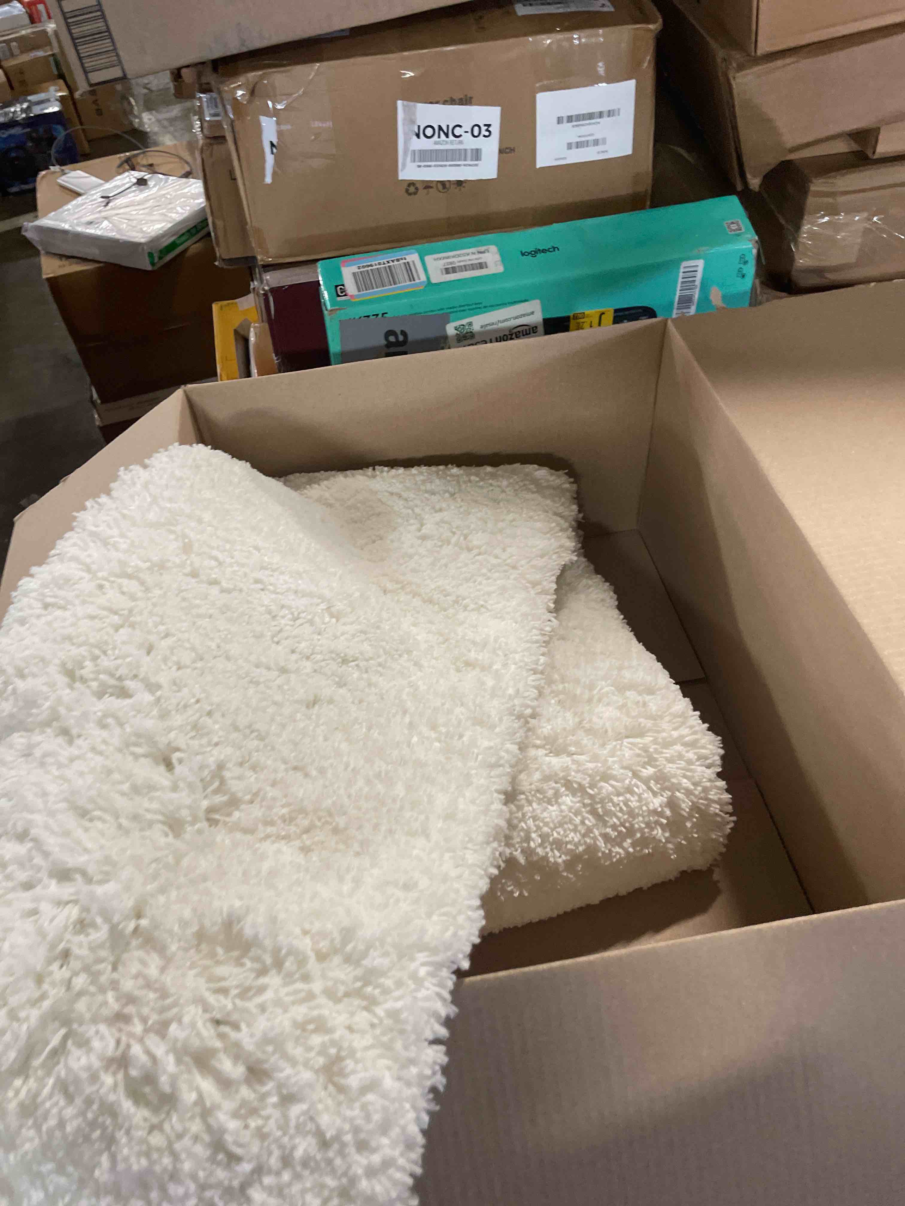 Condition photo showing New/Like New for White Bathroom Rug 20x32 Non Slip Fluffy Bath Mat for Bathroom Floor Washable Plush Luxury Bath Rug for Tub Soft Shaggy Absorbent Shower Sink Mat White 1'8" x 2'8" (20''x32'' Bathroom Rug)