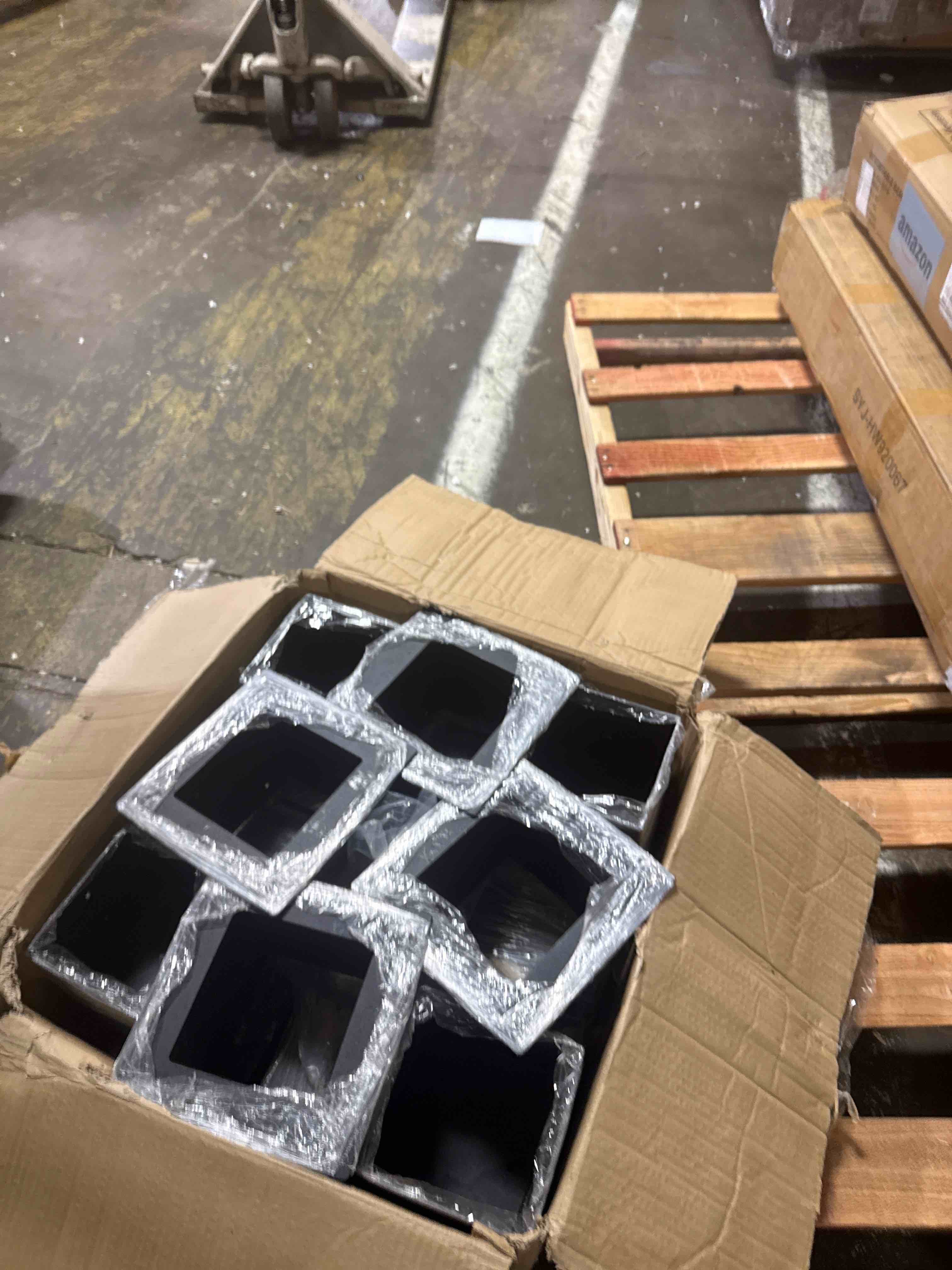 Condition photo showing New/Like New for spaceeup 4x4 post base 15pcs, internal size 3.6 x 3.6 inch heavy duty steel deck post bracket, fit for 4 x 4 standard wood post anchor, decking base plate black powder coated