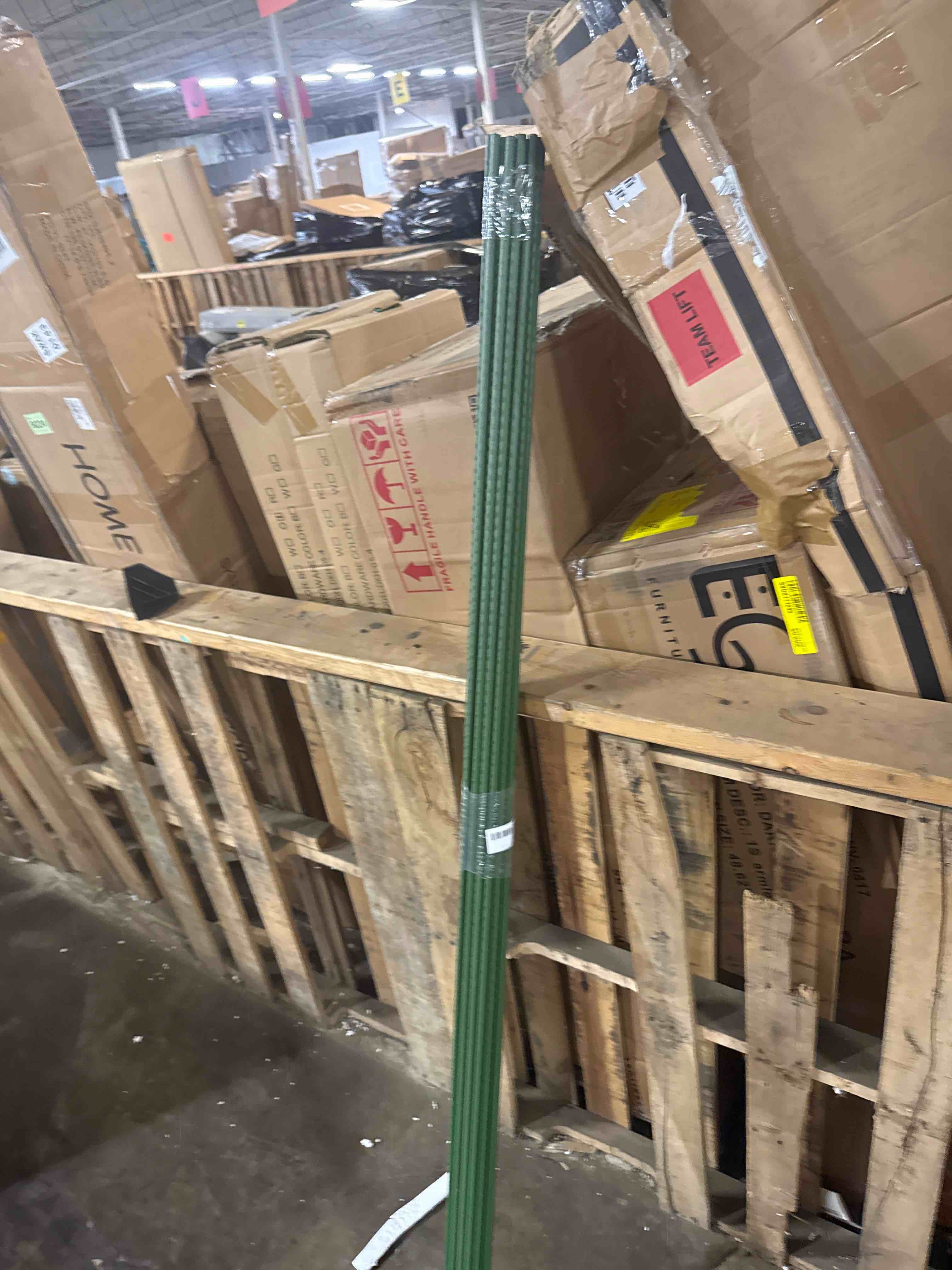 Condition photo showing New/Like New for sturdy metal garden stakes 6 ft plastic coated steel plant sticks tomato stakes,pack of 25