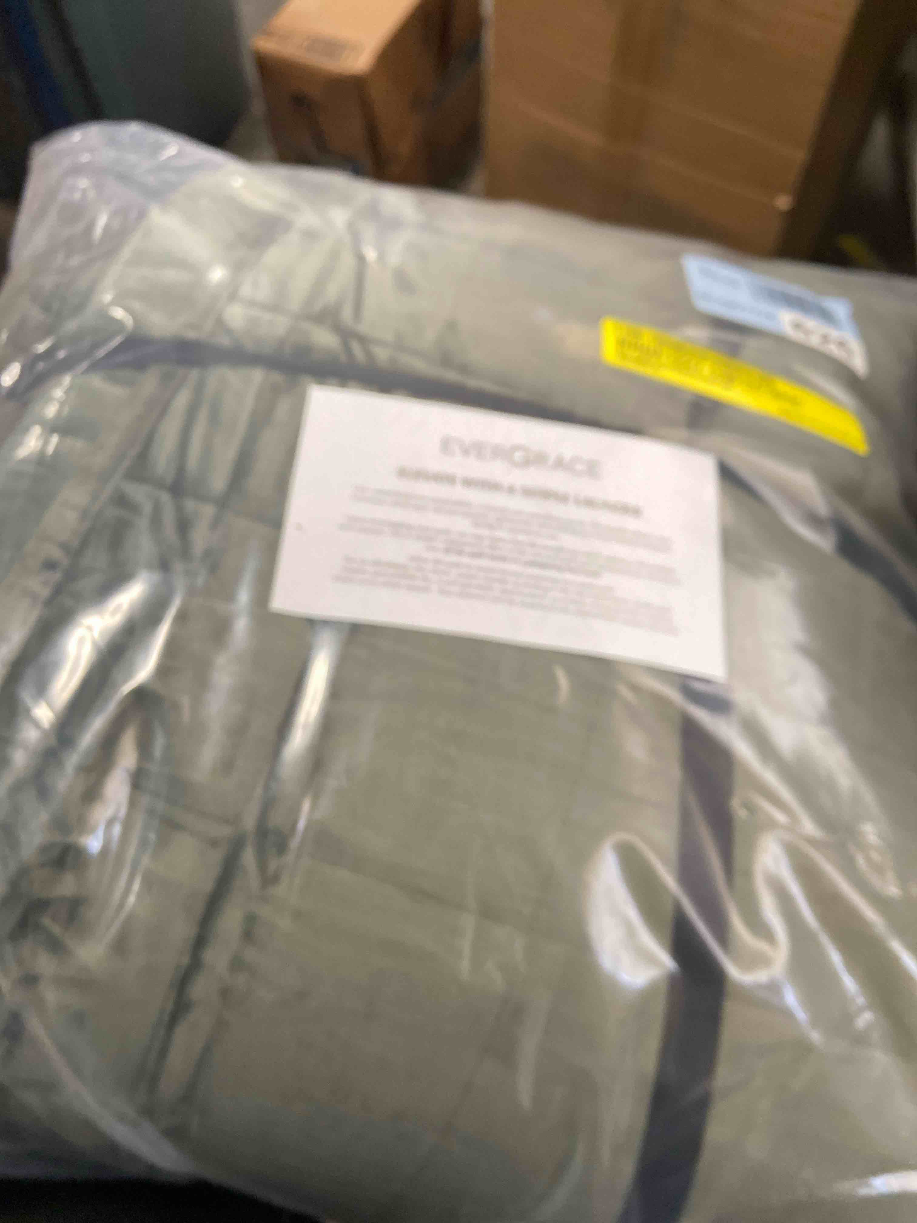 Condition photo showing New/Like New for EVERGRACE Pearl Velvet Quilt Set Full Queen Size, Luxurious Soft Velvet Comforter, Lightweight Oversized Bedspread Coverlet, Box Stitch Quilted Bedding Sets for All Season, w/ 2 Shams, Olive Green