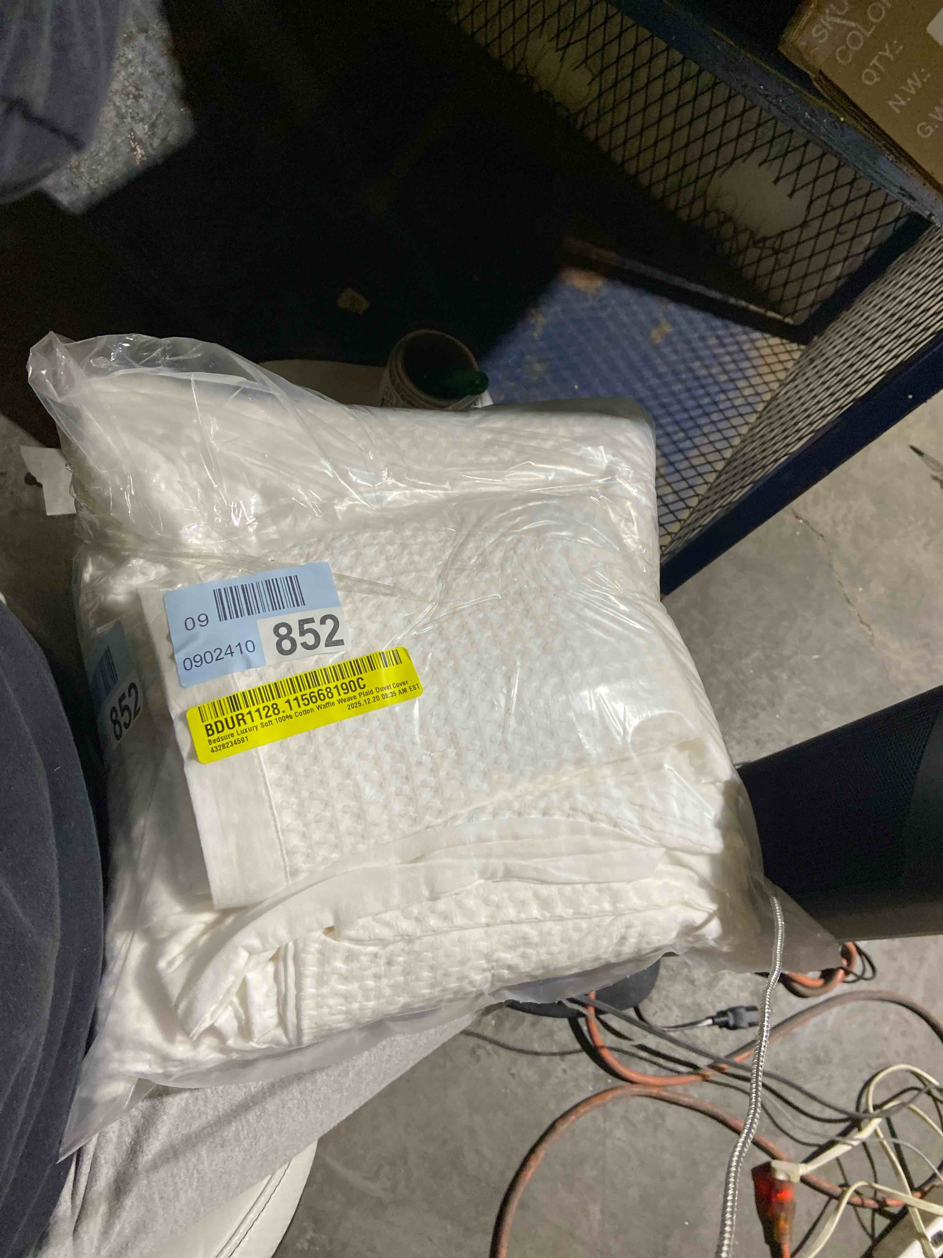 Condition photo showing New/Like New for Bedsure Luxury Soft 100% Cotton Waffle Weave Plaid Duvet Cover