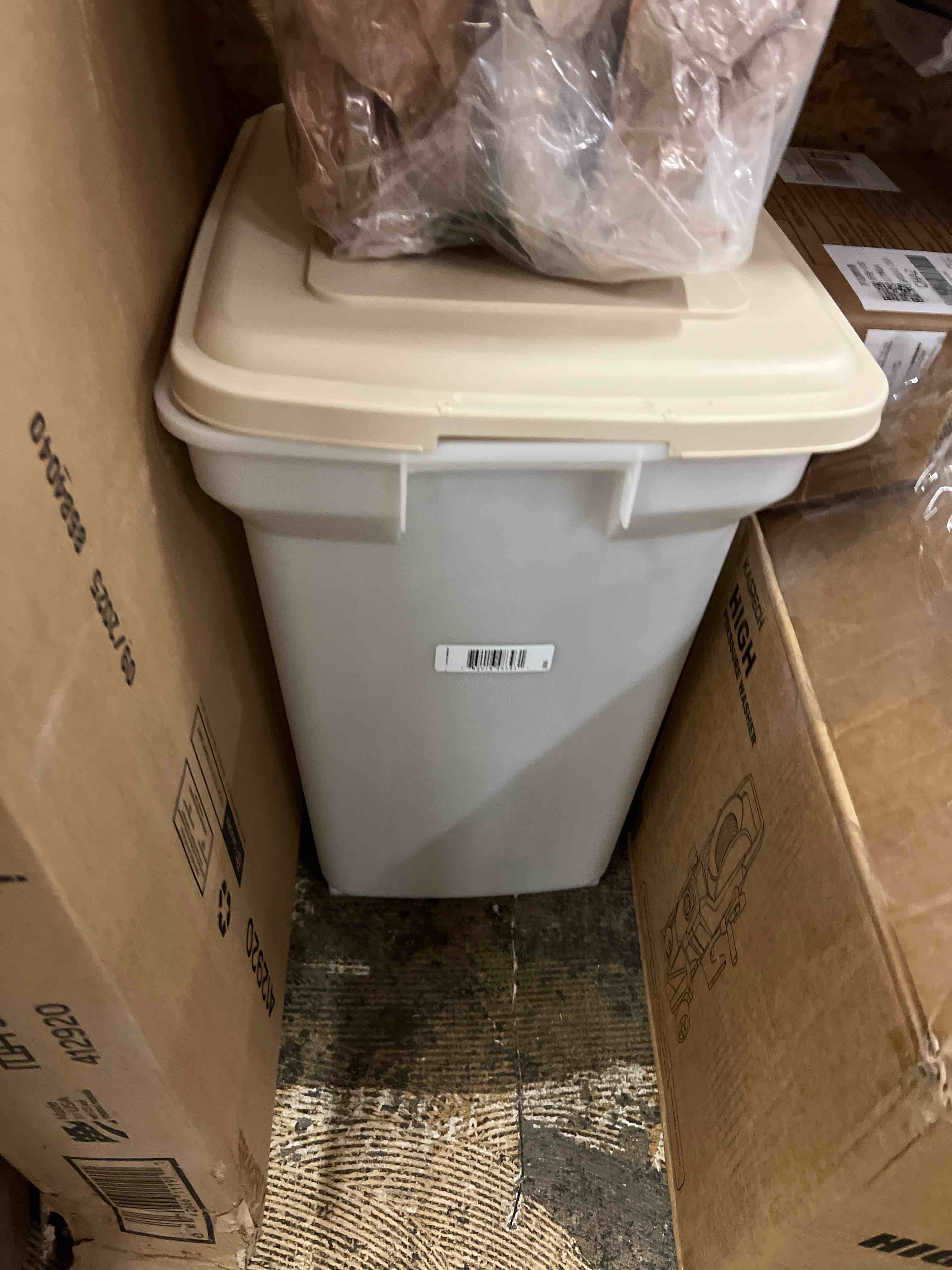 Condition photo showing New/Like New for IRIS USA 67 quart Airtight Pet Food Container, Almond (300689)