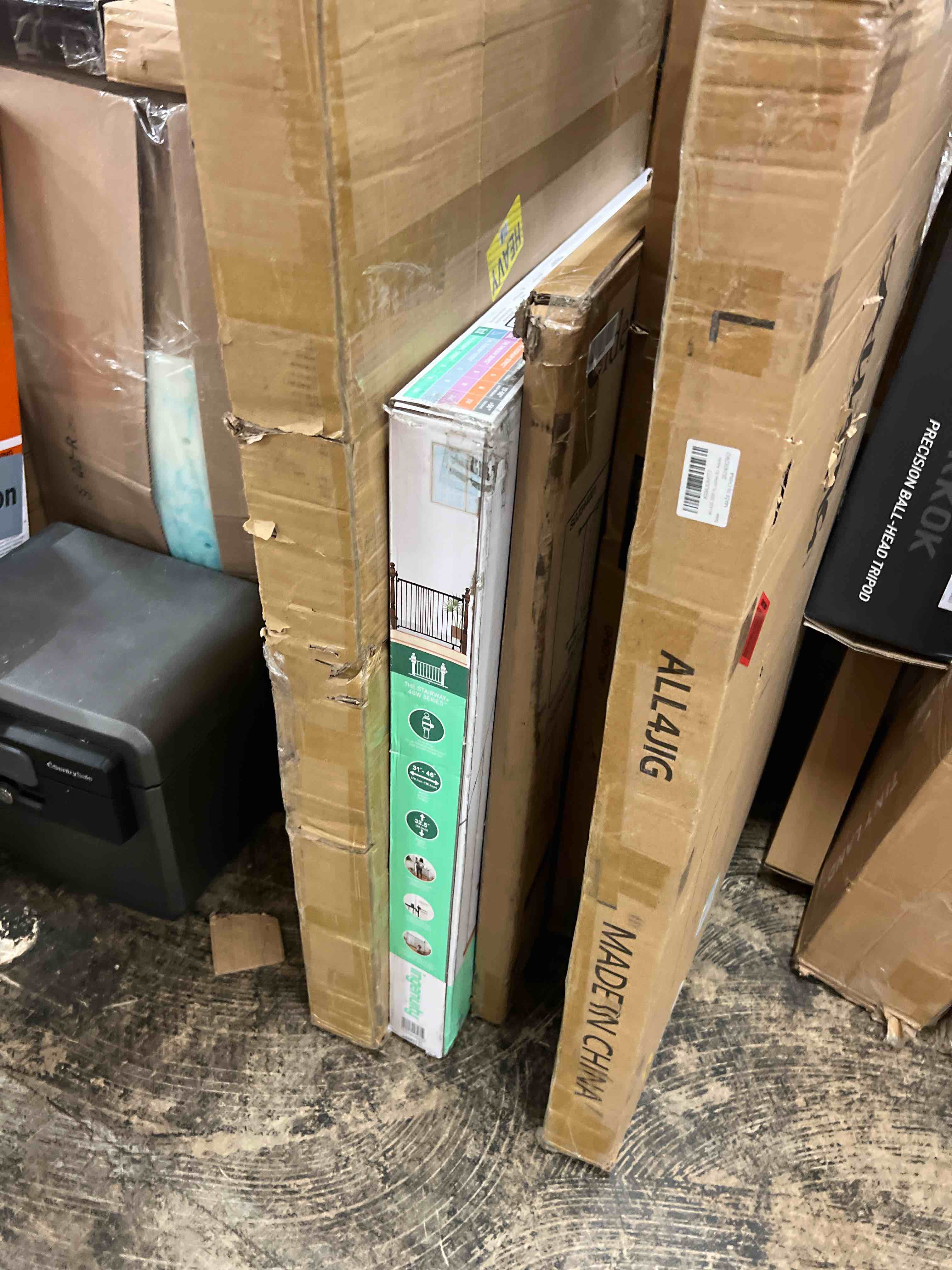 Condition photo showing New/Like New for Summer Infant Metal Banister & Stair Safety Baby Gate, 31'-46' Wide, 32.5' Tall, Banister & Wall Mount, Black