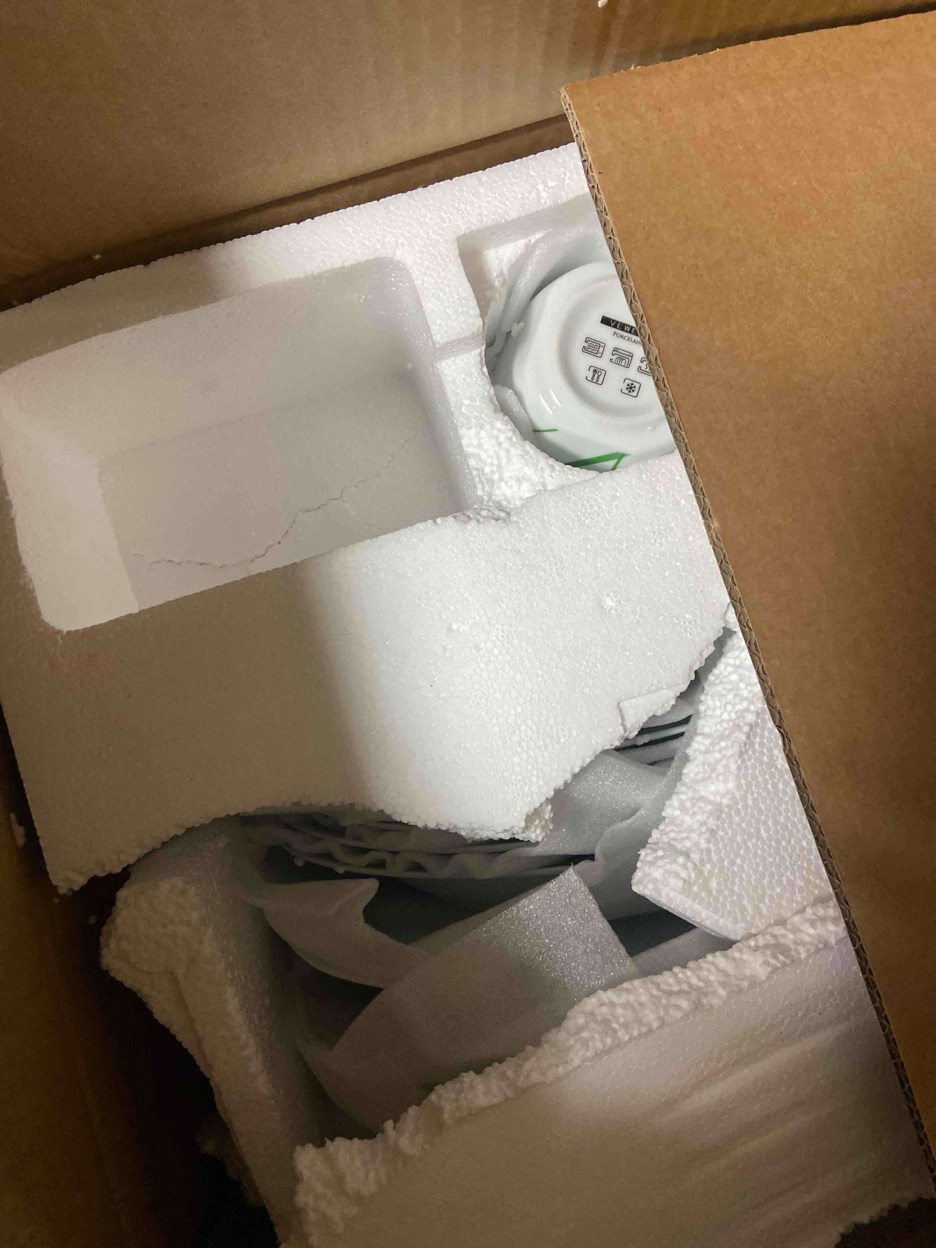 Condition photo showing Good Condition for Plate and Bowl Set Porcelain Kitchen Dinnerware Set Ceramic Tableware 30-Piece Kitchen Green Line Porcelain China Ceramic Plate Set with Dessert Plate,Soup Plate,Dinner Plate,Cup&S