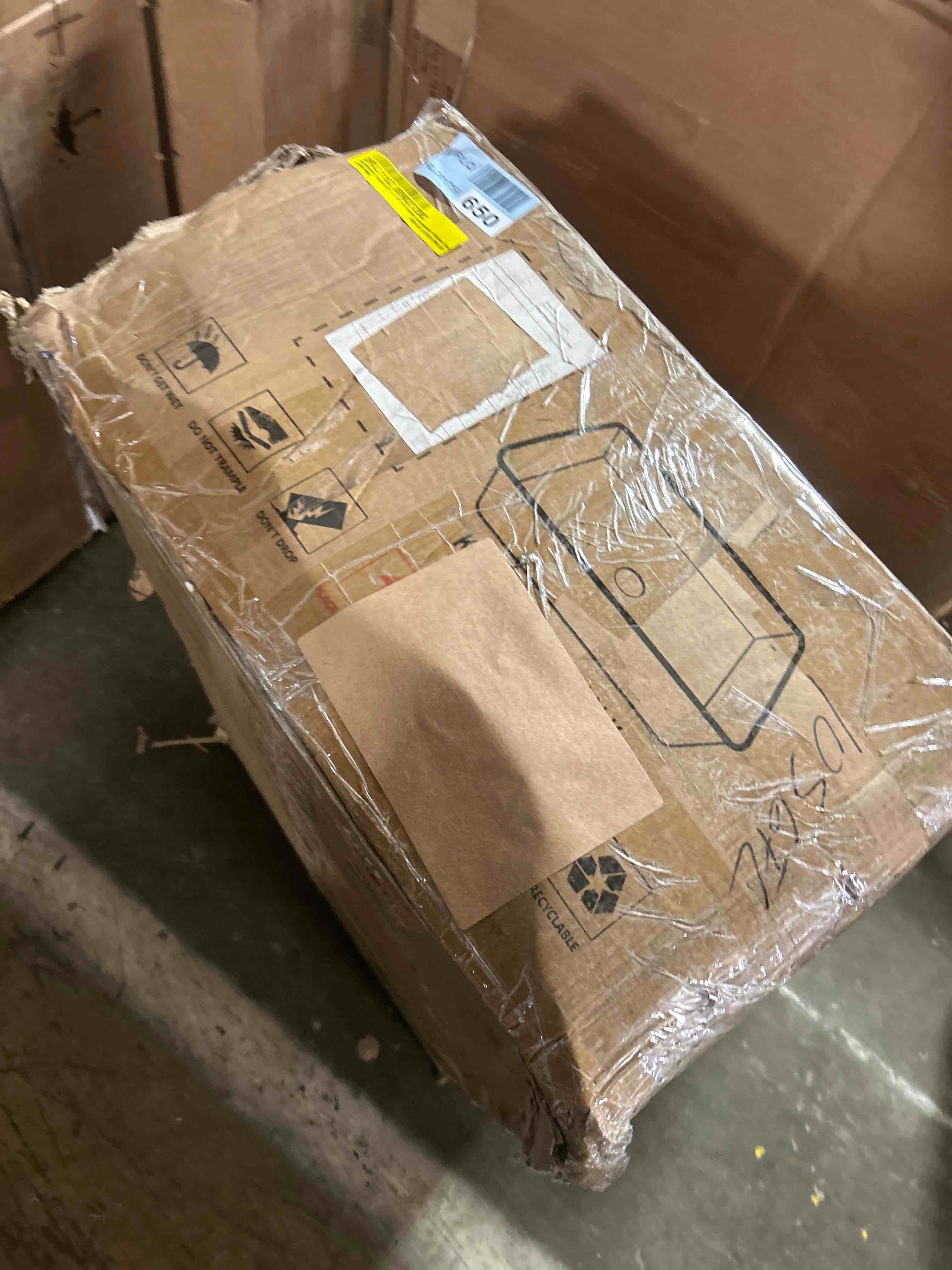 Condition photo showing New/Like New for Rectangular Fireclay 32" L x 19" W Fireclay Undermount Kitchen Sink