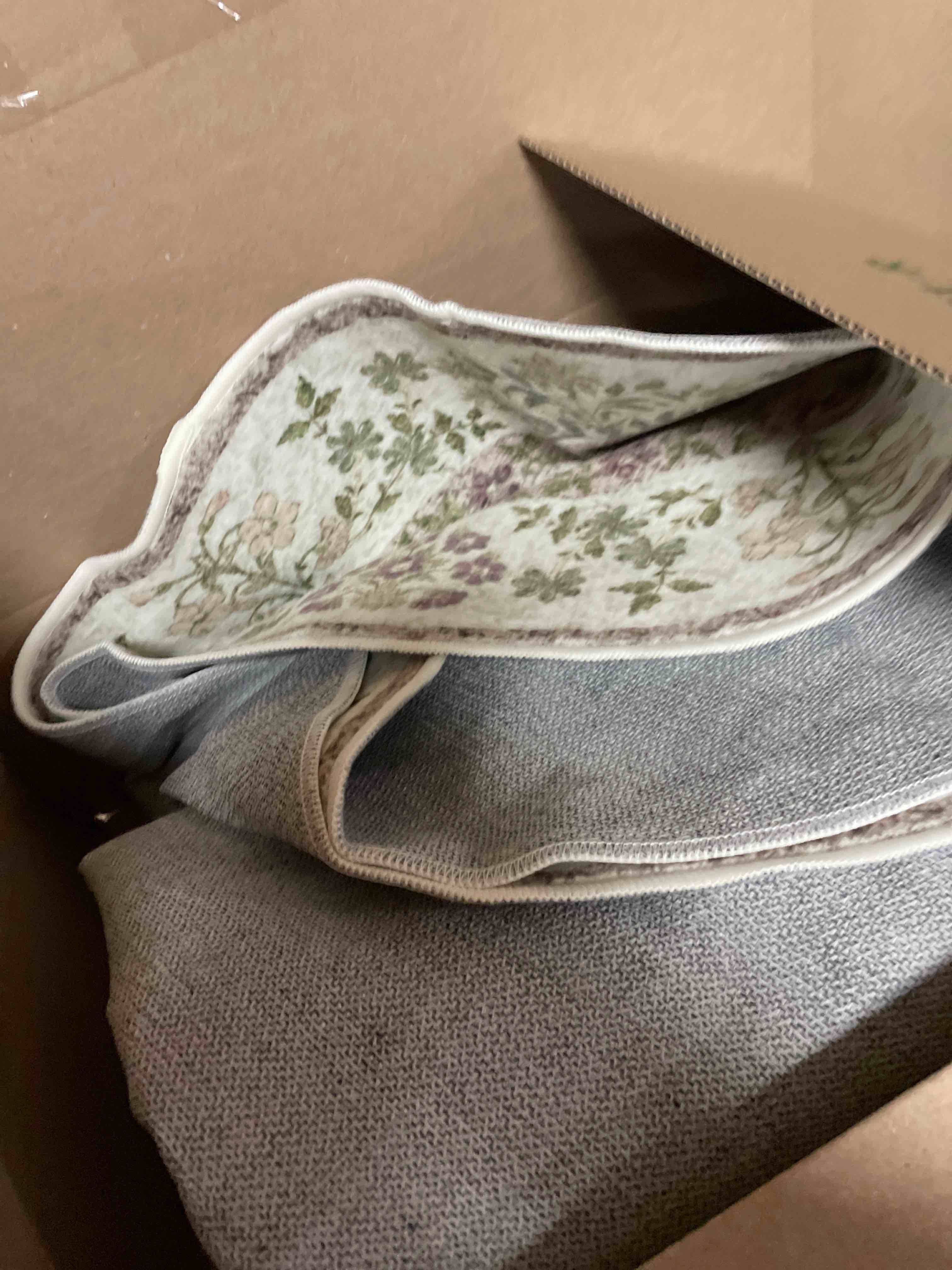 Condition photo showing Good Condition for jinchan Round Rug 4ft Area Rug, Soft 4'Circle Floral Aesthetic Rug Ultra-Thin Non-Slip Low Pile Machine Washable Carpet for Entryway, Bedroom, Kids Room, Kitchen, College Dorm, Pastoral Green 4' (Round) Green