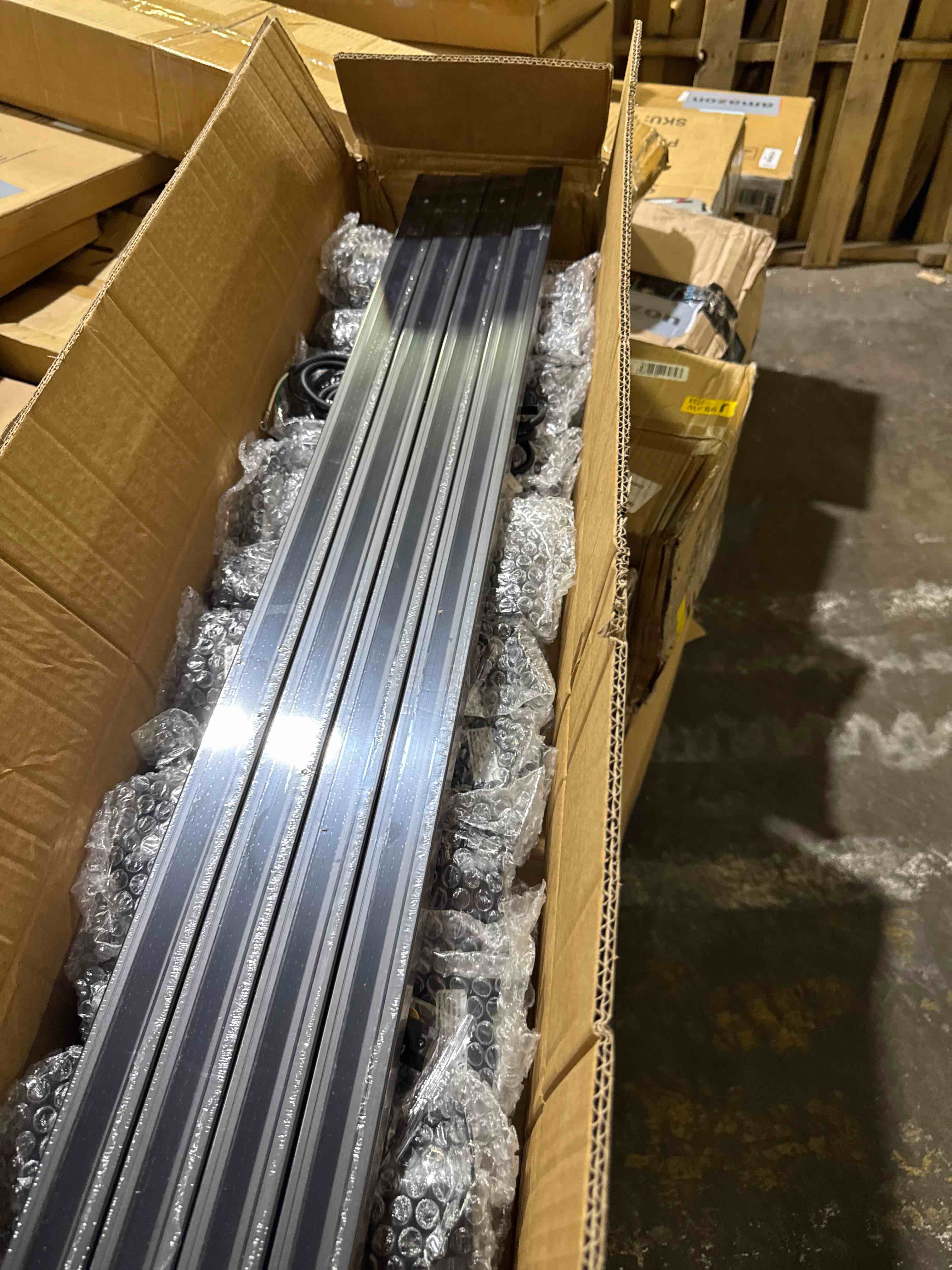 Condition photo showing New/Like New for mirrea 5-color zoomable led track lighting heads+black h type 4-feet track