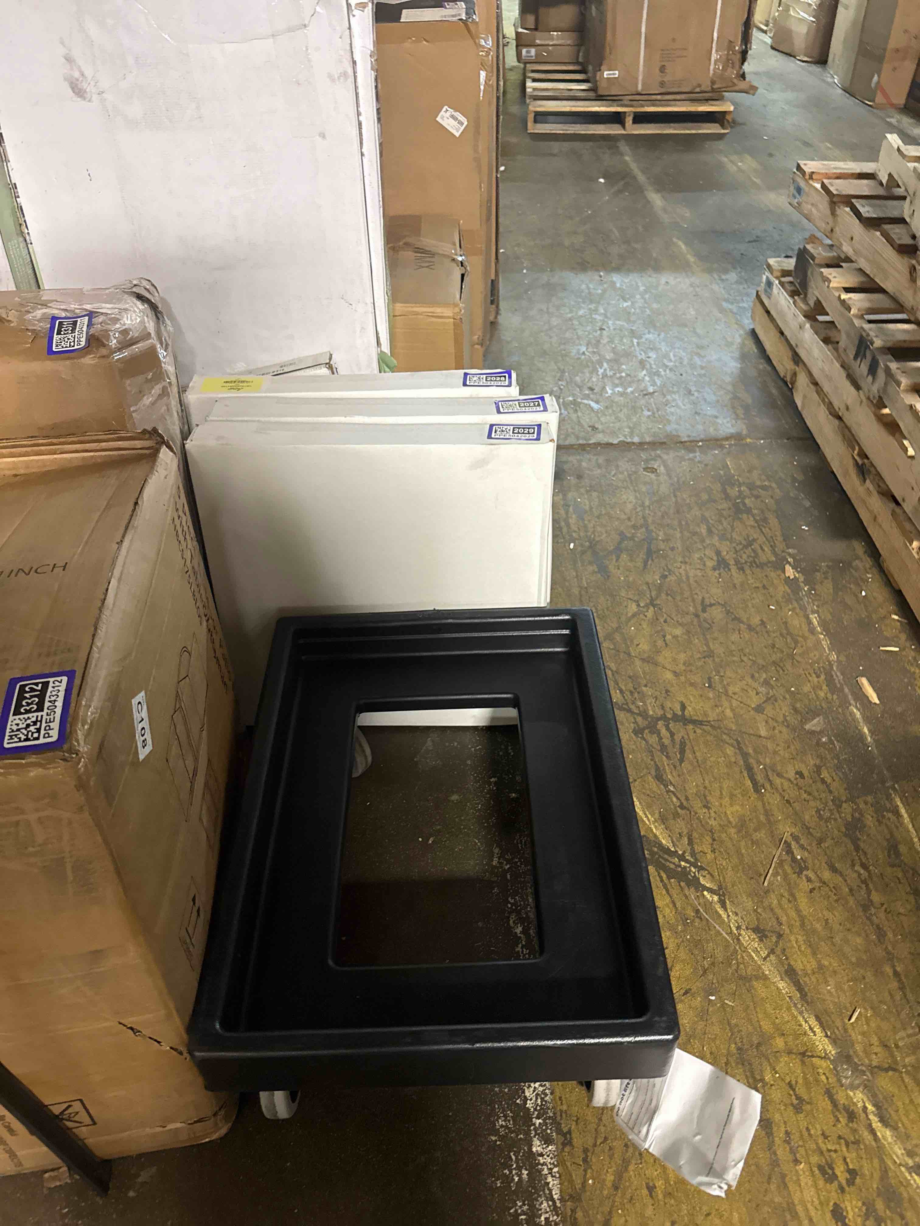 Condition photo showing New/Like New for cambro cd1420615 camdolly milkcrate 14" x 20" charcoal 1 each