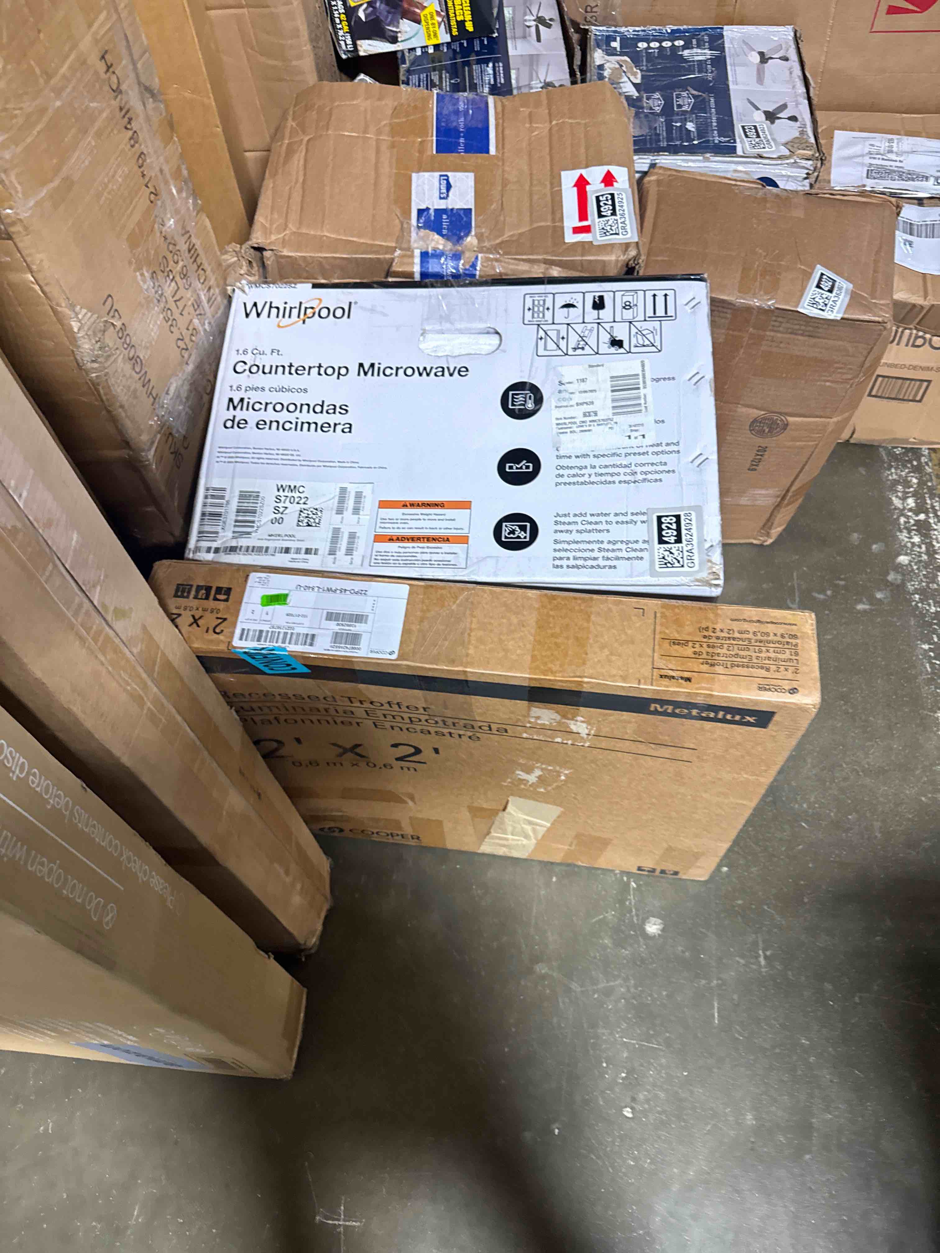 Condition photo showing Good Condition for lumination recessed troffer: 2 ft lg, 2 ft wd, 3,250 lm_3,750 lm_5,000 lm, 3500k/4000k/5000k, 38 w