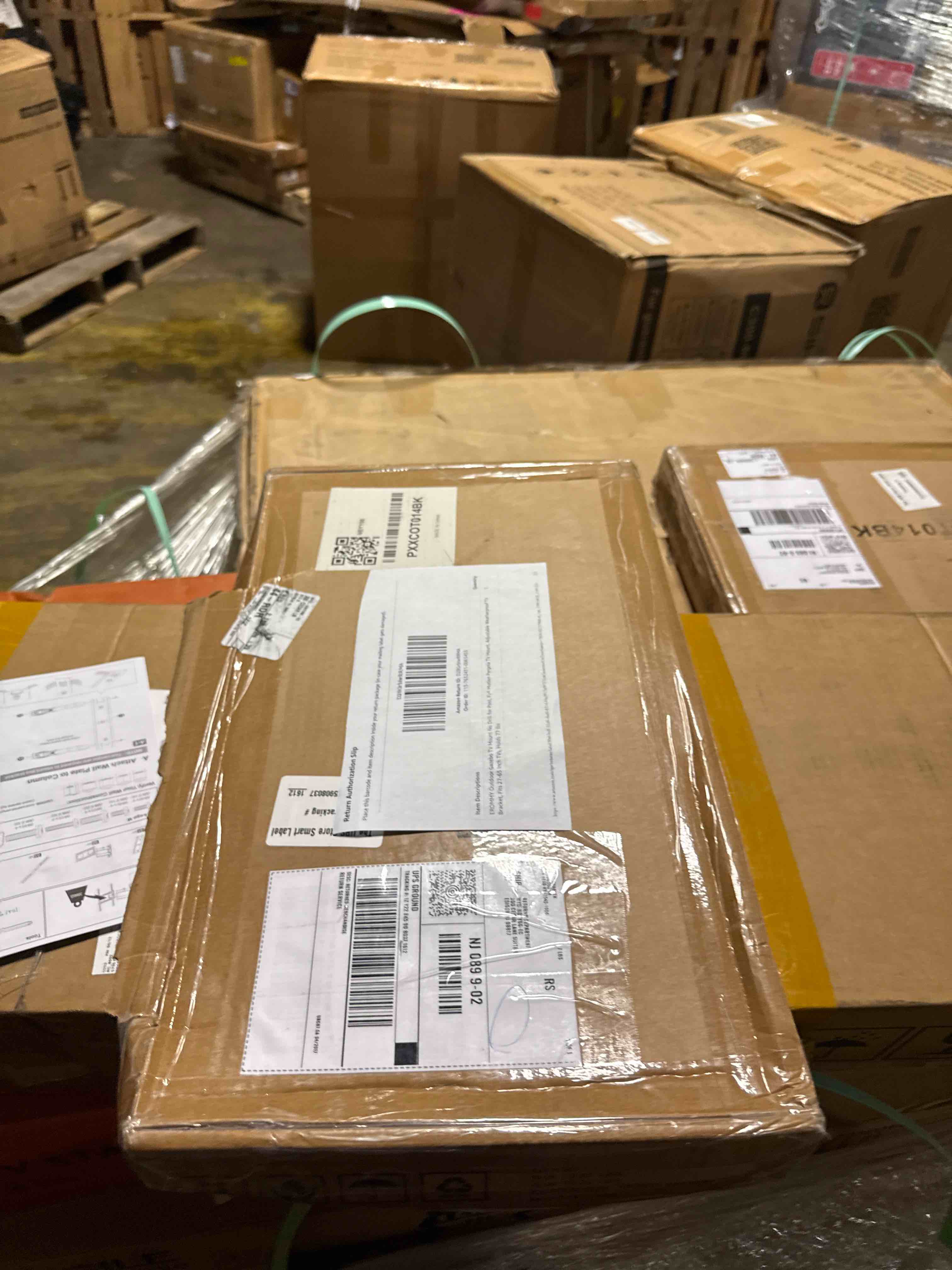 Condition photo showing New/Like New for mountup pillar tv mount for 26"-60" tvs, full motion strap-on post mount for round & square columns, swivel tilt level, no-drill design, max vesa 400x400mm, holds 77 lbs, black mu0084 indoor,for 26-60 inch tv