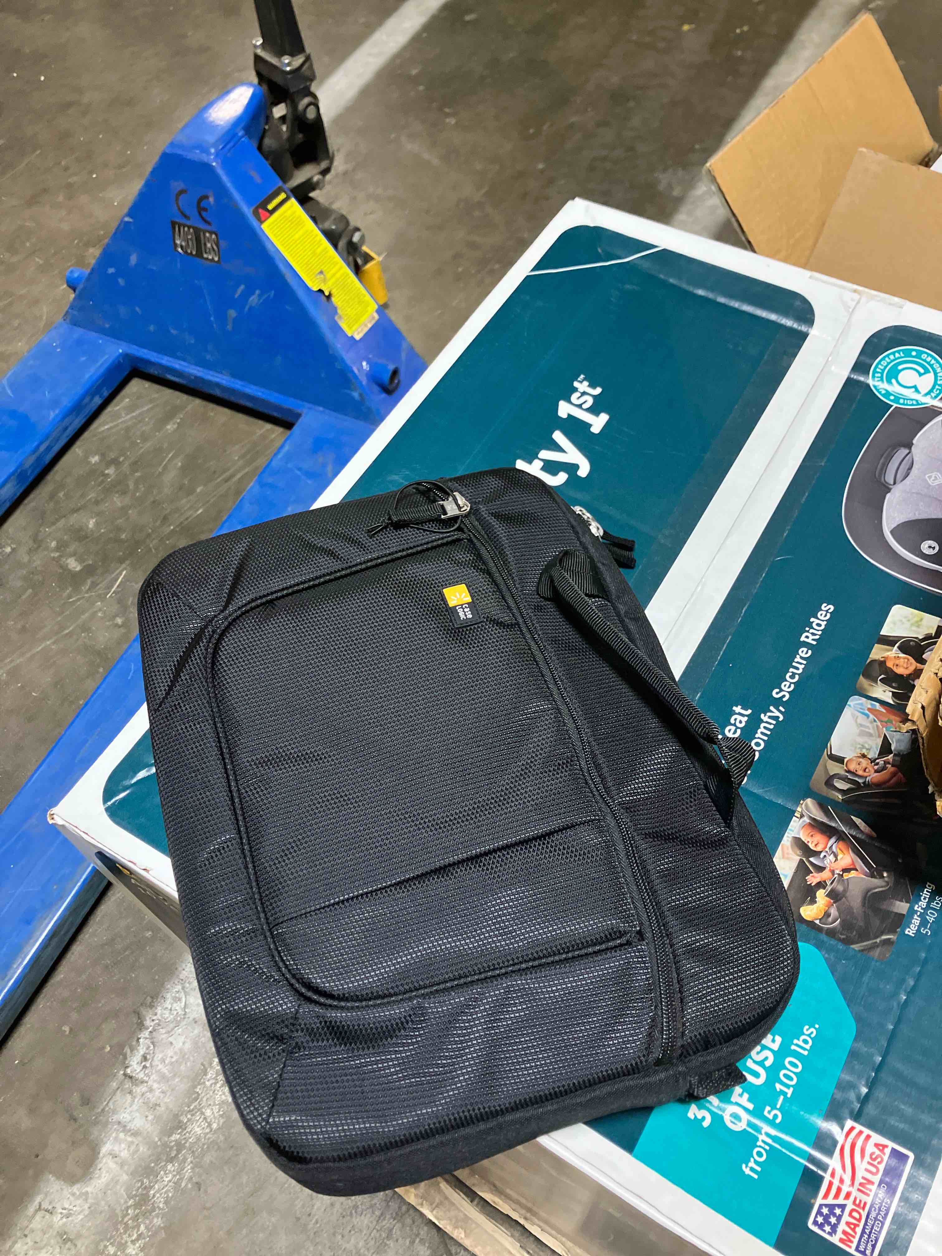 Condition photo showing New/Like New for Case Logic AUA-314BLK 14.1-Inch Laptop/ MacBook Air / Pro Retina Display and iPad Slim Case (Black)