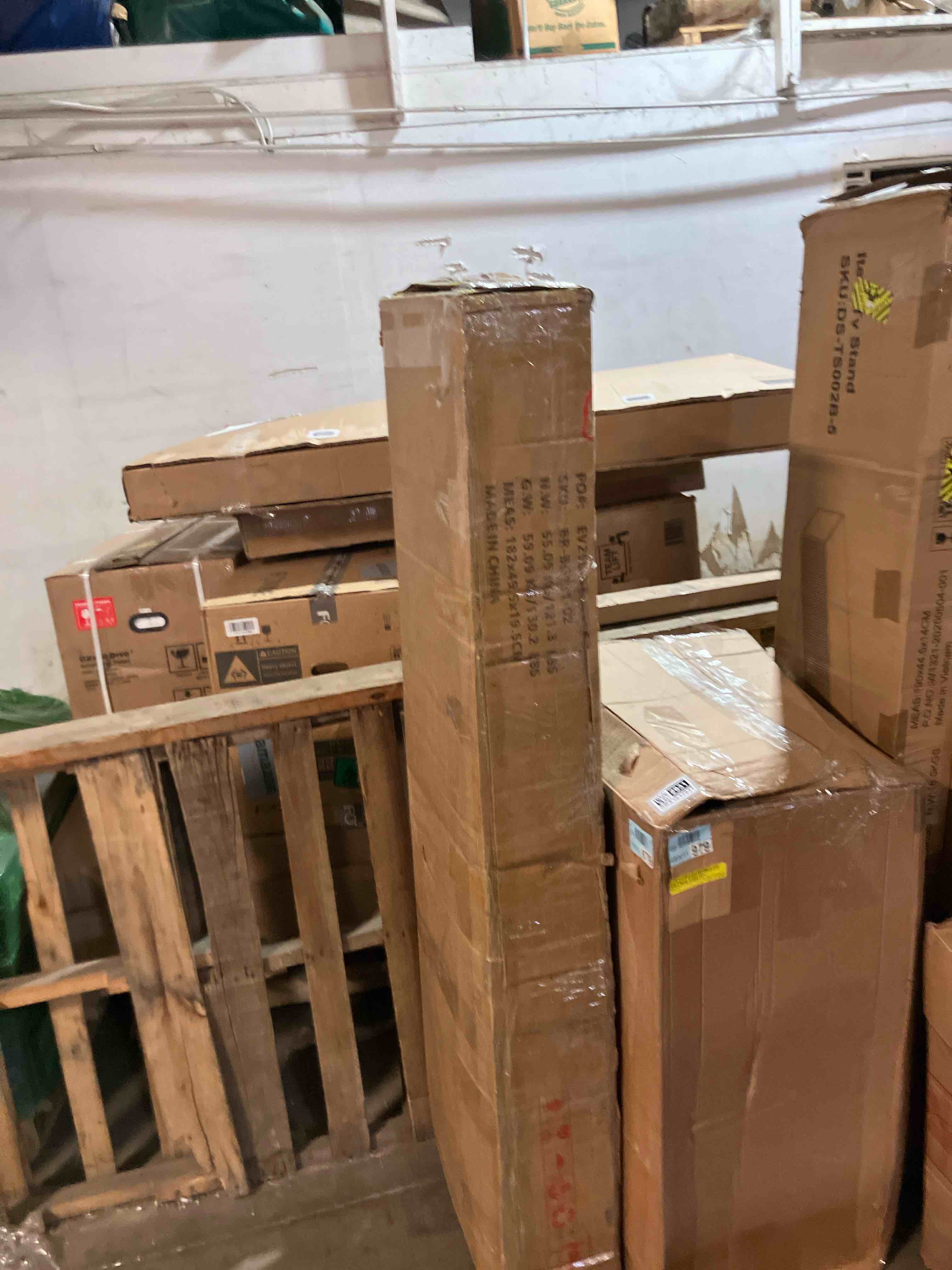 Condition photo showing New/Like New for Wave Pattern 9-Drawer Dresser with Gold Handles 