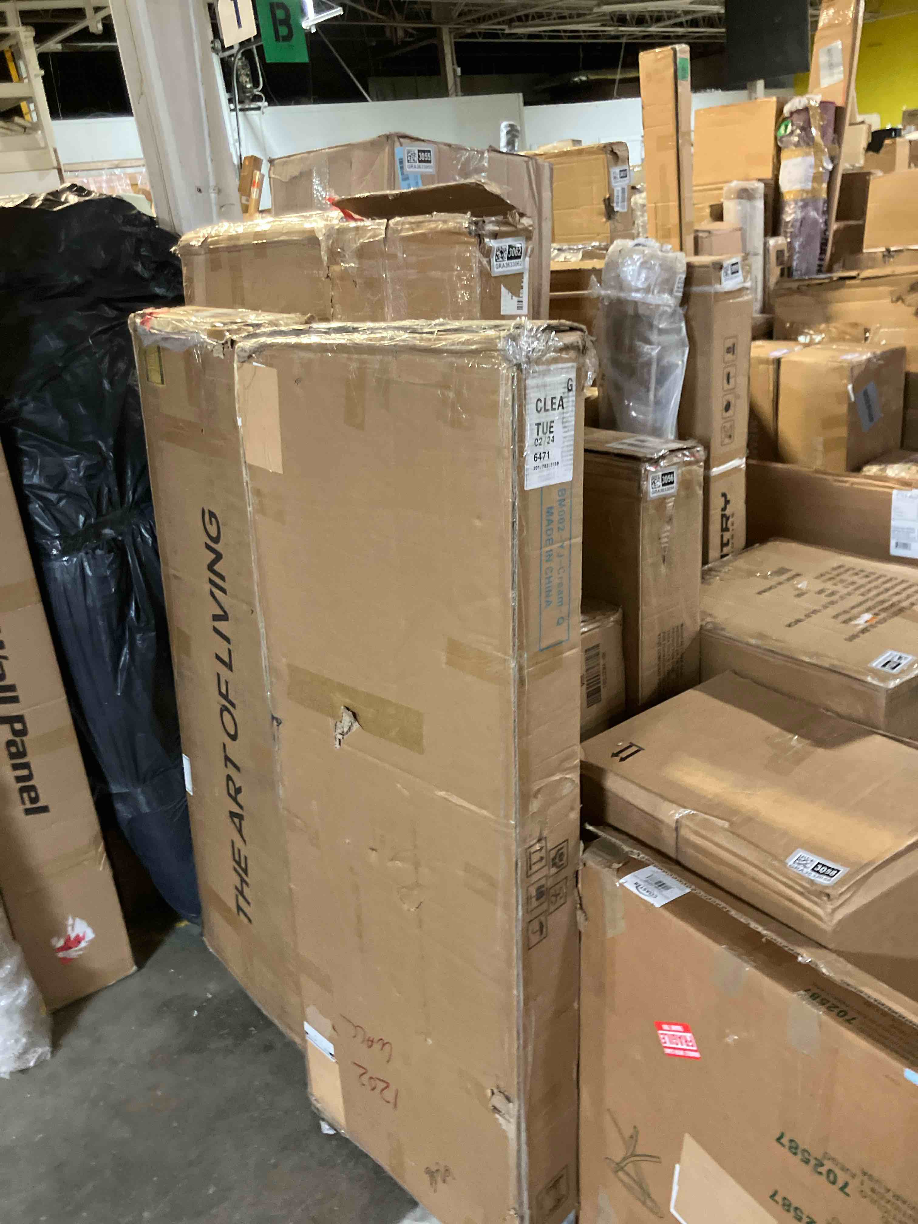 Condition photo showing New/Like New for Queen Nelsie Upholstered Platform Bed with Velvet Tufted Headboard