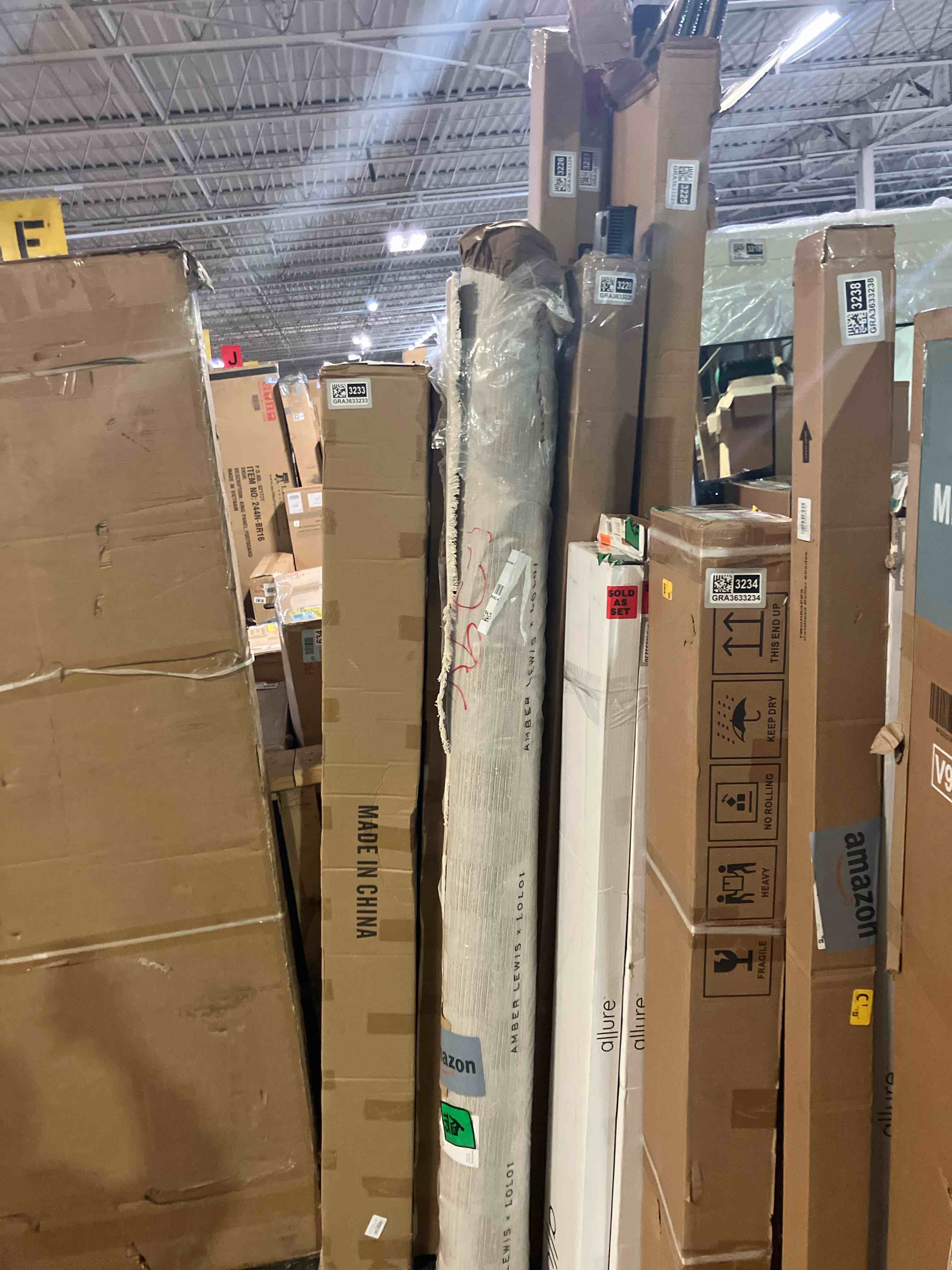 Condition photo showing New/Like New for Loloi Amber Lewis Cali Collection CIL-06 Brick/Natural 2'-3" x 3'-11", .25" Pile Height, Accent Rug Brick / Natural 6'3" x 9'11" (Rectangular)