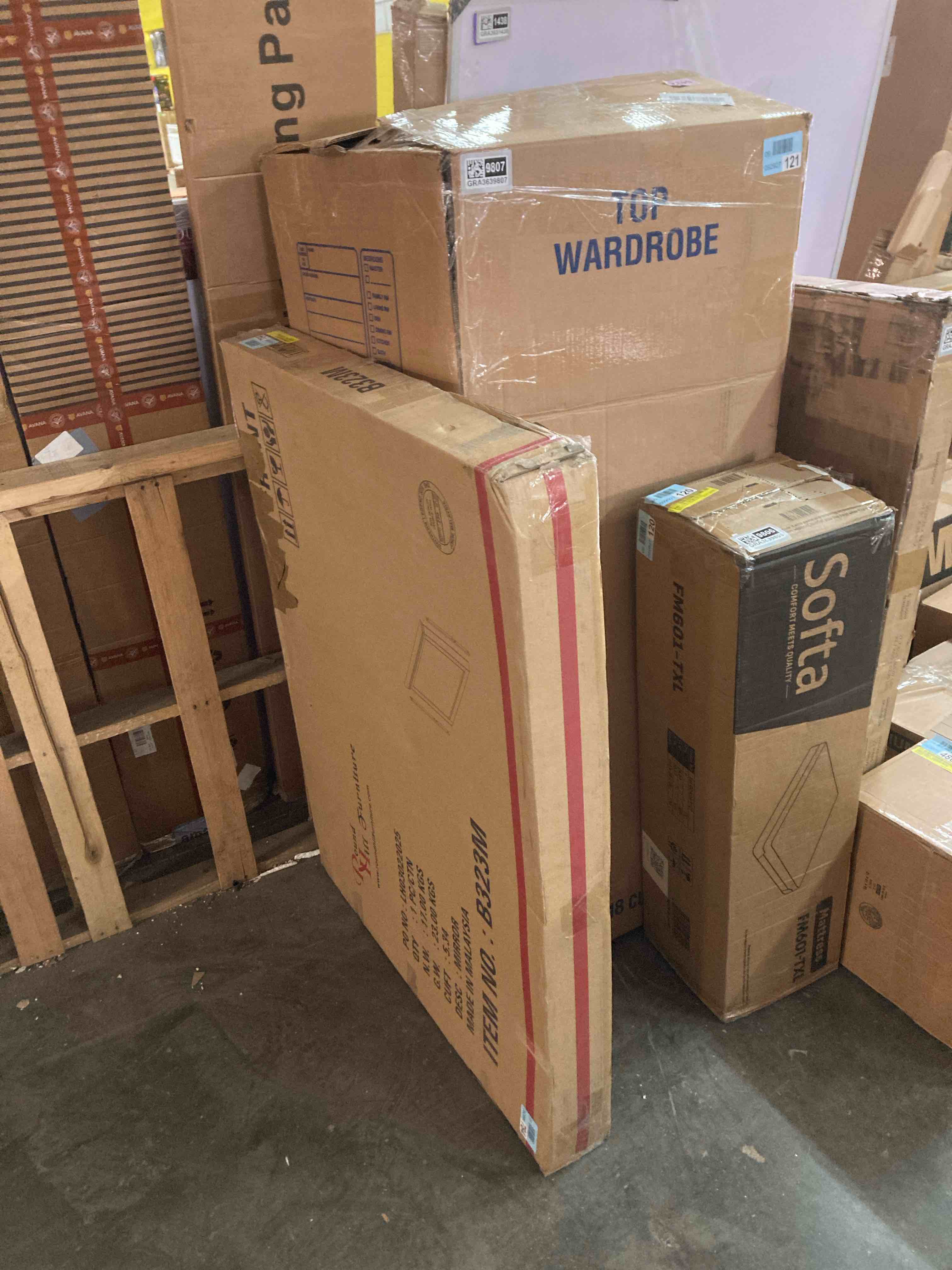 Condition photo showing Good Condition for Roundhill Furniture Maderne Traditional Wood 9-Drawer Dresser with Mirror (Mirror only) 