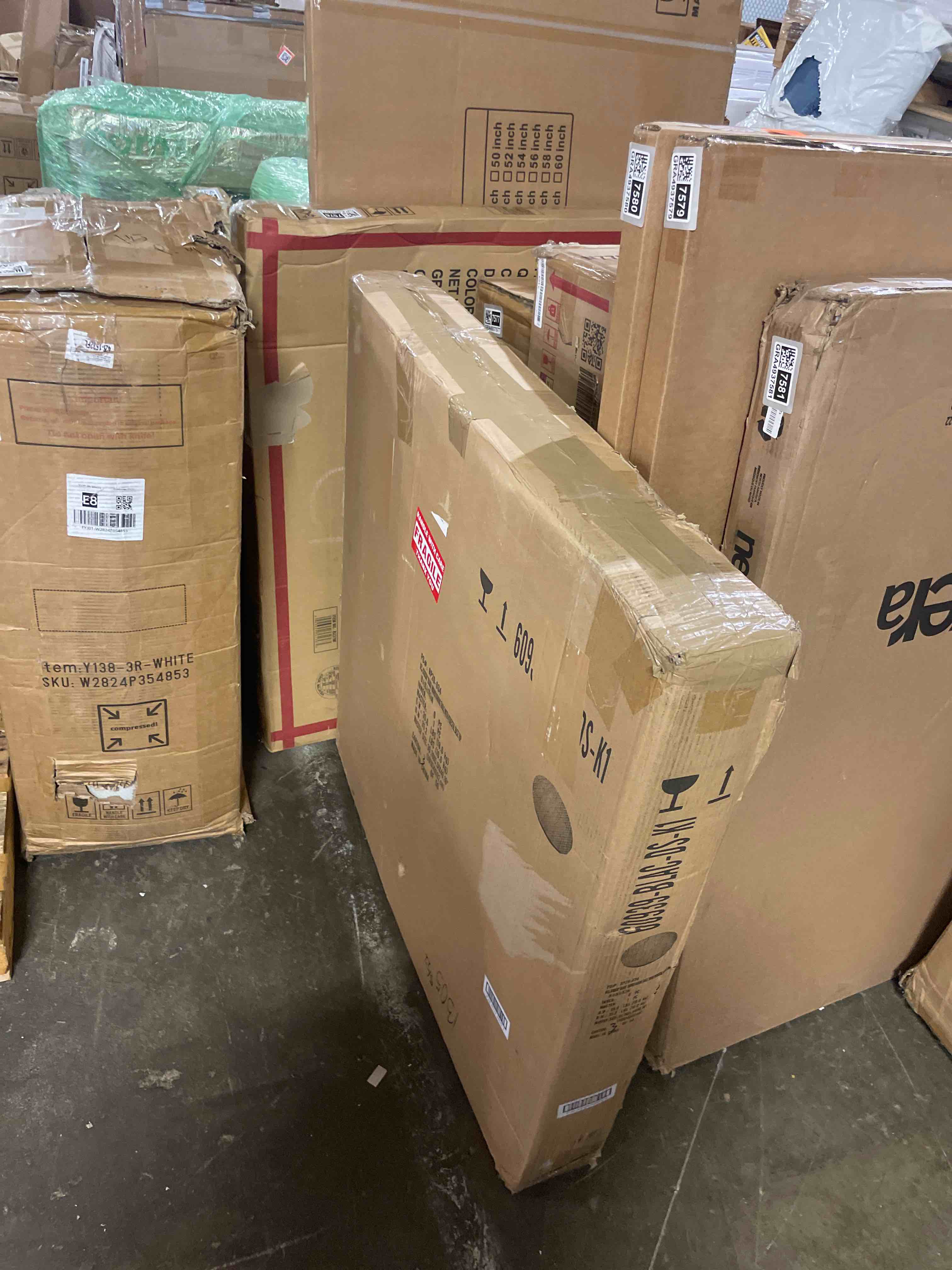 Condition photo showing New/Like New for 36x36x30 black round dining table with pedestal base