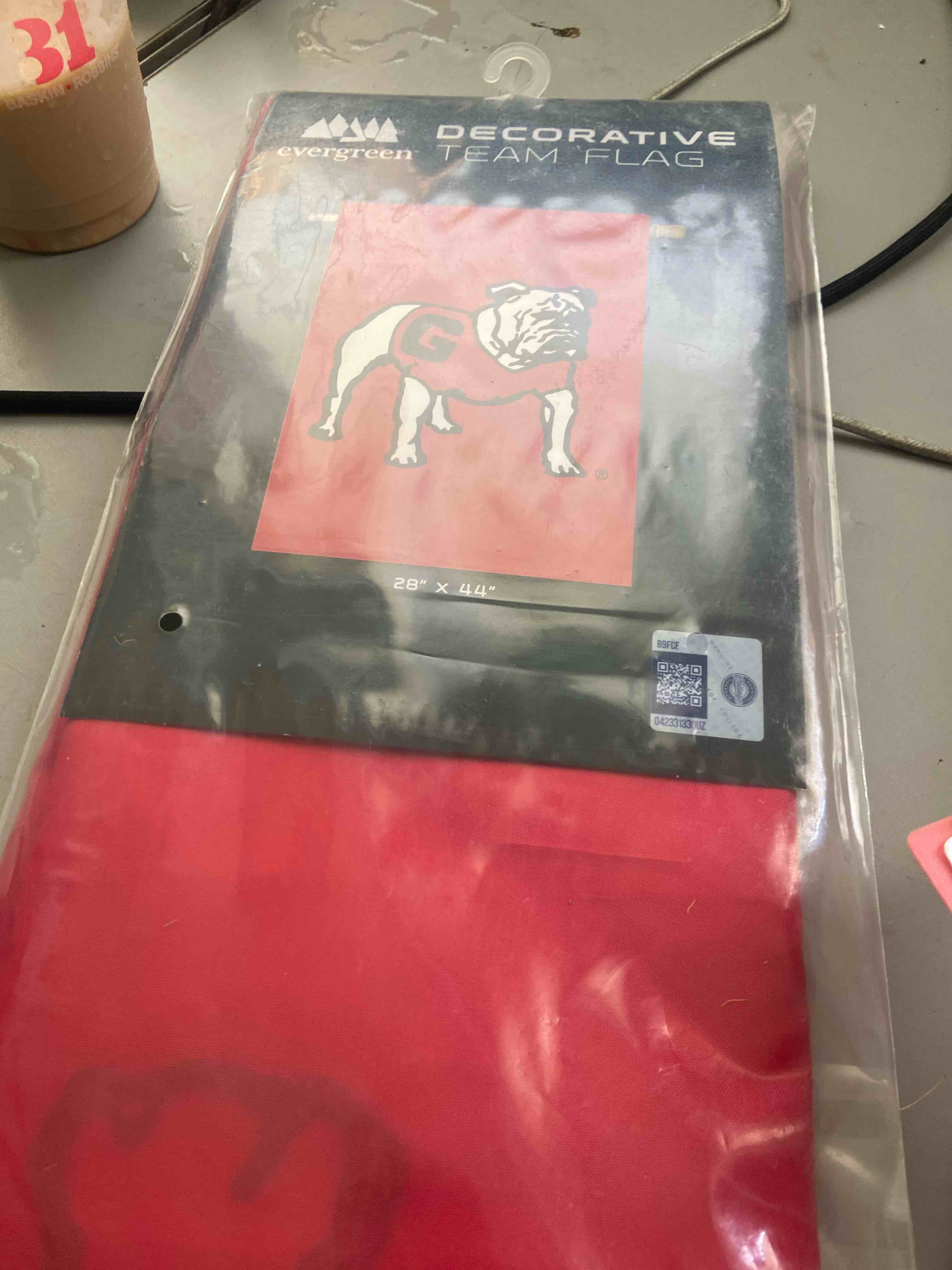 Condition photo showing New/Like New for university of georgia alternate bulldog logo red applique flag