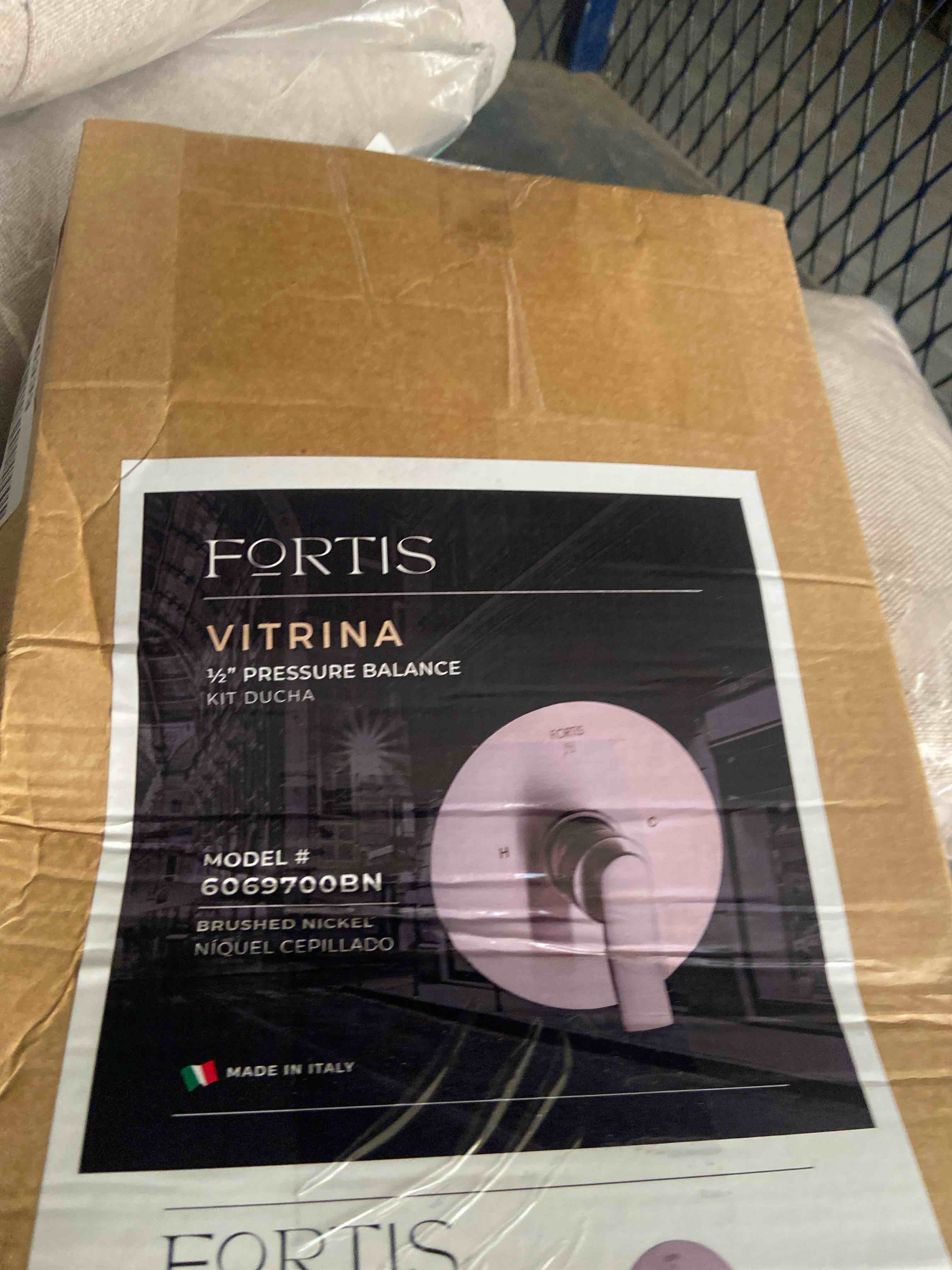 Condition photo showing New/Like New for vitrina pressure balanced valve trim only with single lever handle - less rough in